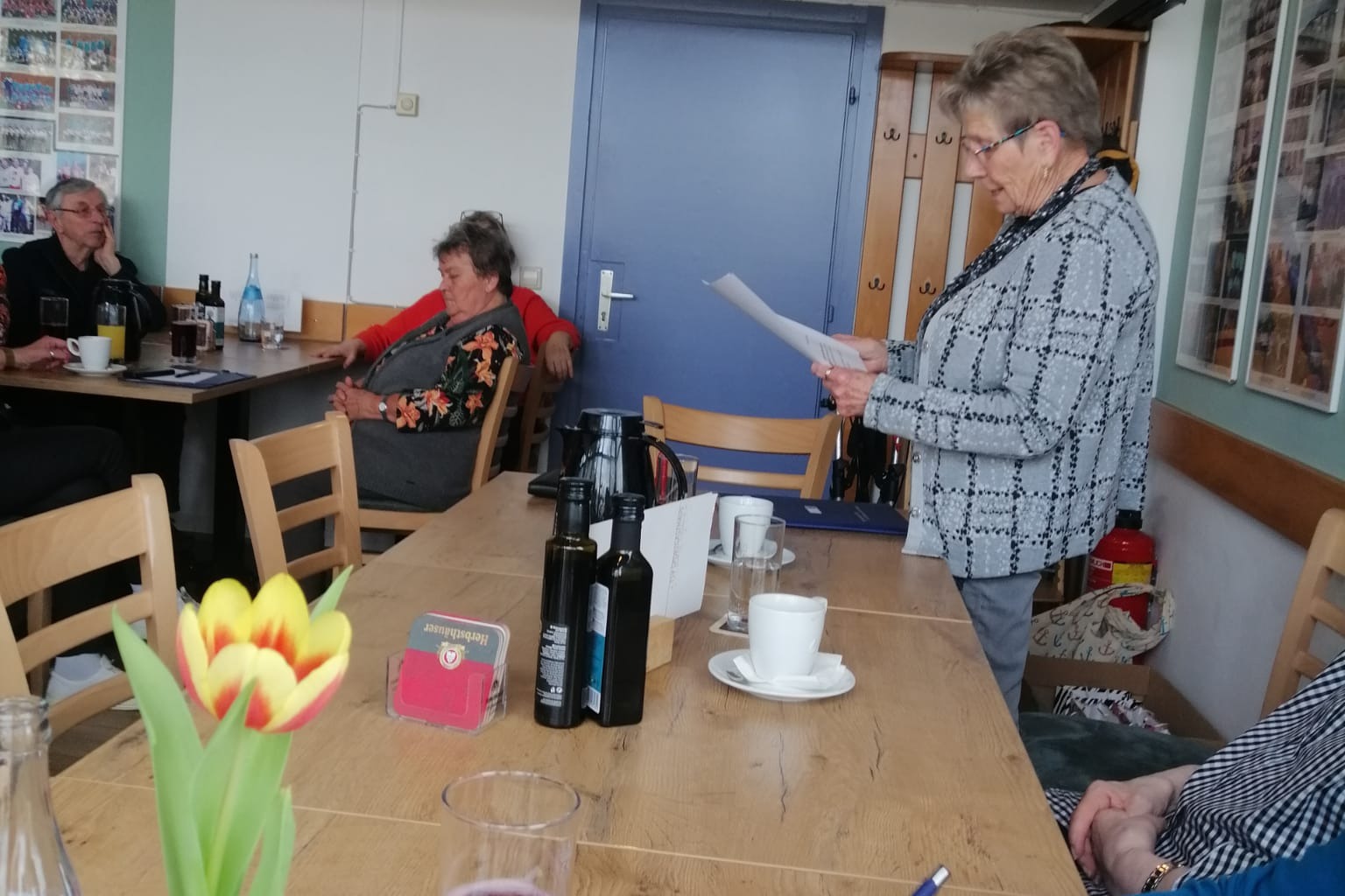 Das Bild zeigt Karin Koletzko bei ihrem Vortrag des Jahresberichts 2025