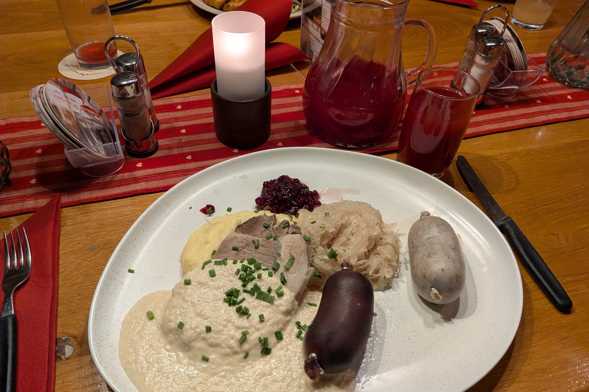 Metzgete Teller mit Blut- und Leberwurst, Kesselifleisch, Kartoffelbrei, Sauerkraut und Preiselbeeren