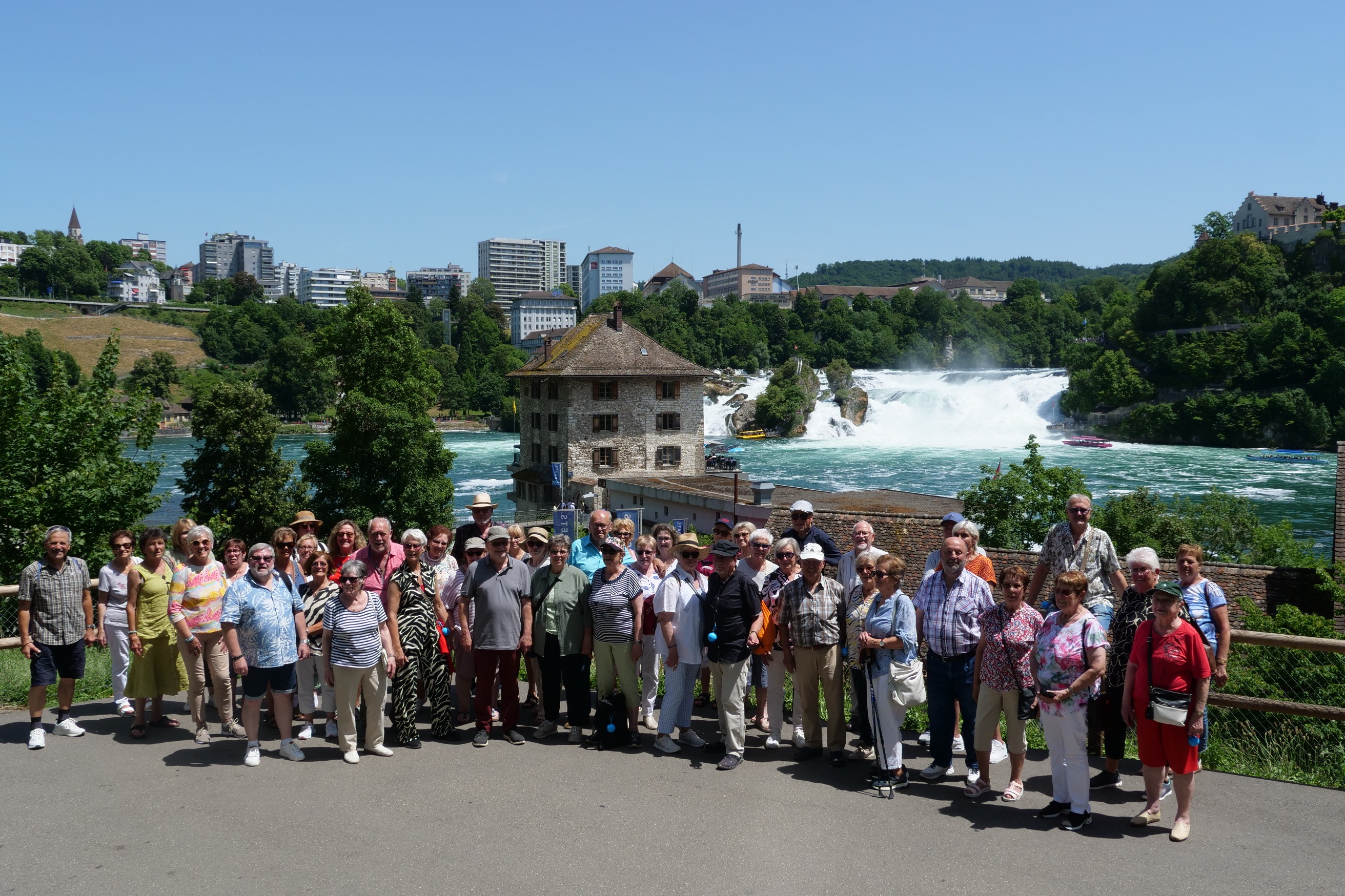 Die Reisegruppe vor dem Rheinfall.