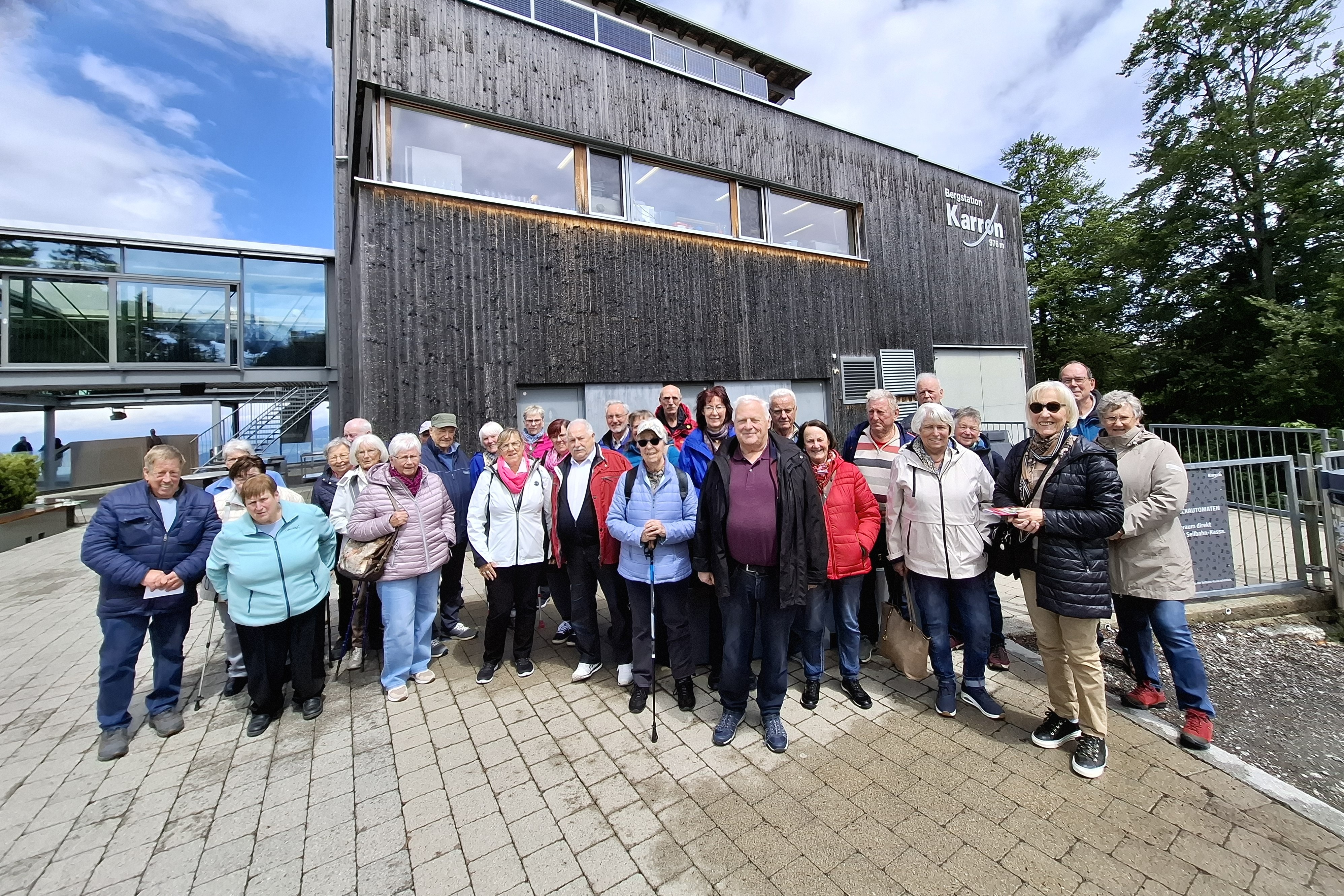 Gruppenfoto unserer Reisegruppe auf dem Karren