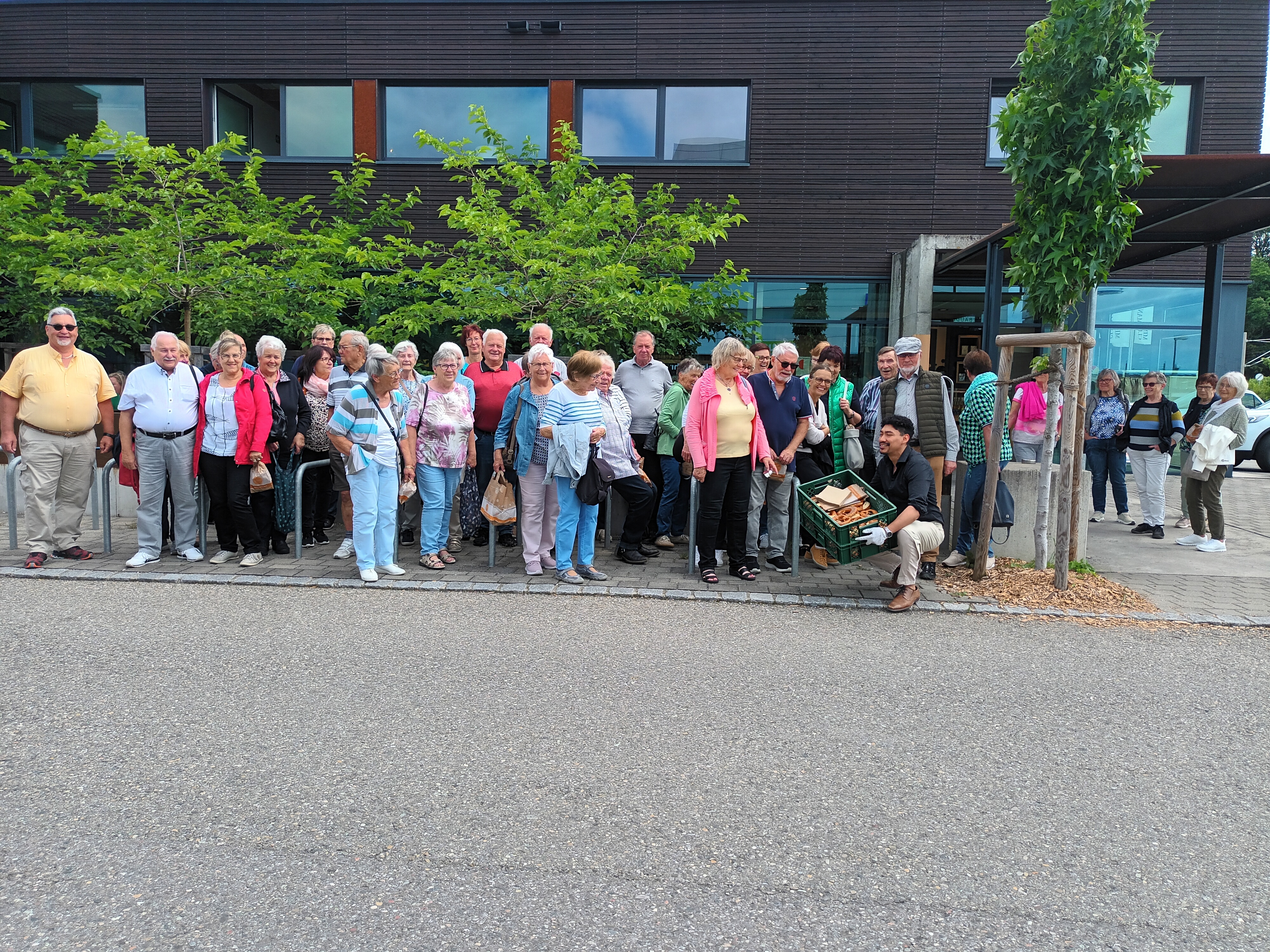 Gruppenbild unsere Reisegruppe bei Fernsehbäcker Hannes Weber