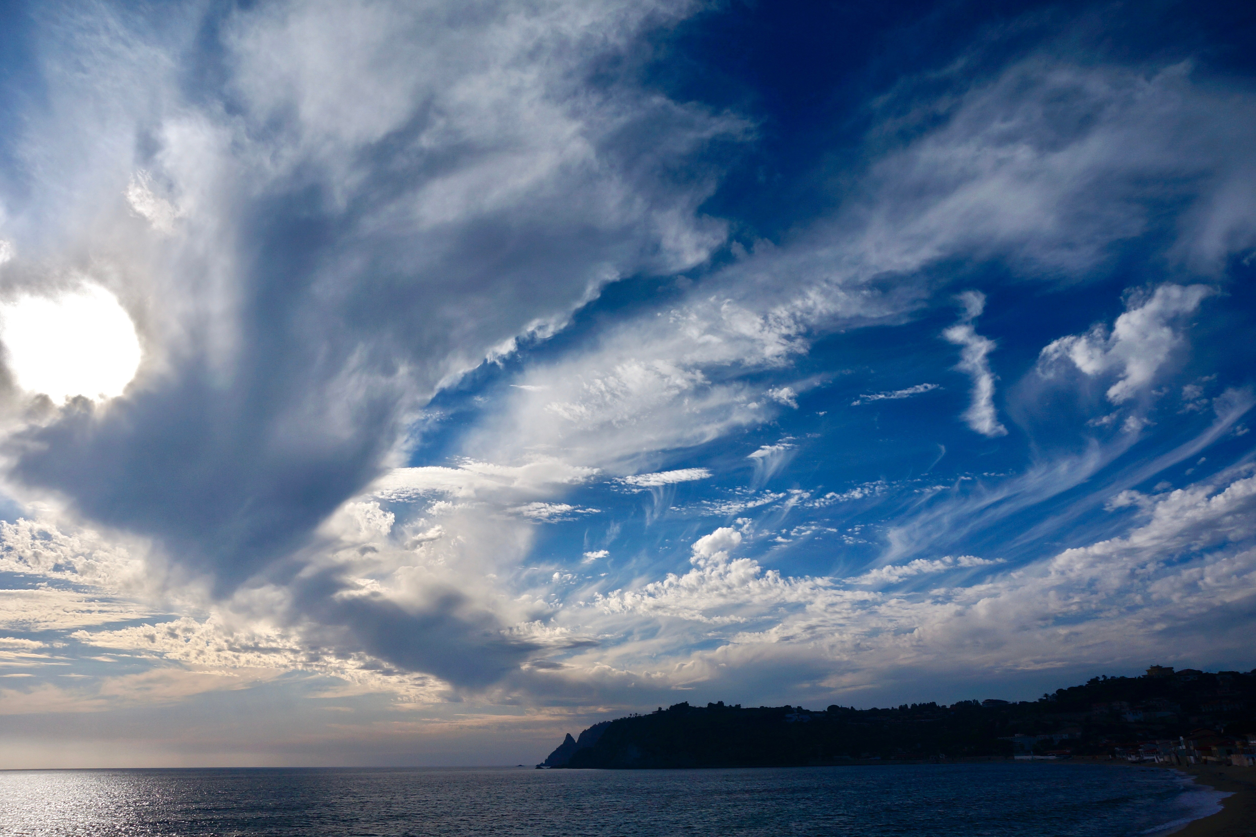 Küste mit dunklen Wolken