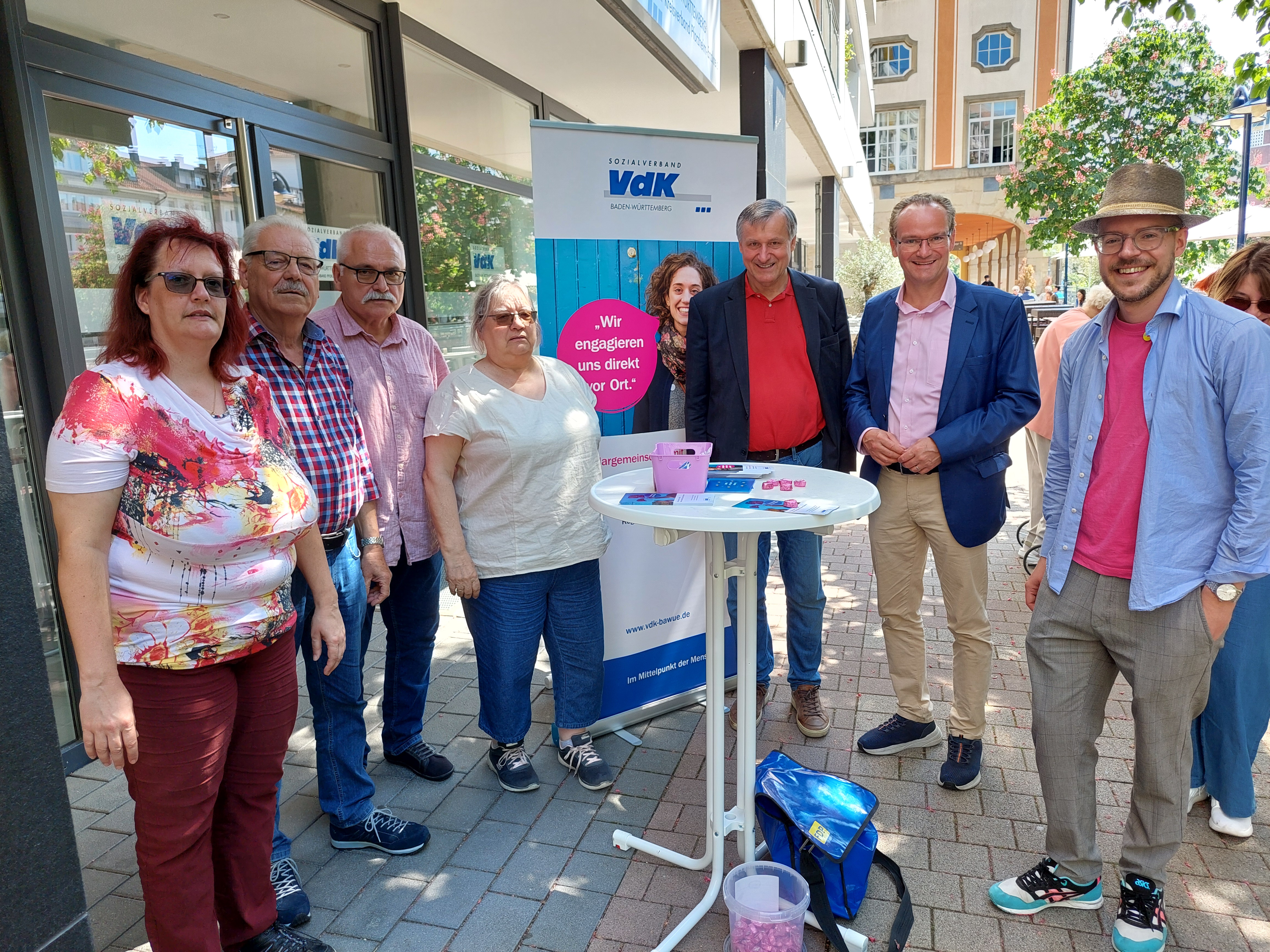 Gruppenbild vor dem Infostand vor den Räumlichkeiten des Kreisverbandes Pforzheim-Enzkreis an dem Fußweg an der Enz: von links: Stephanie Hutmacher, Dieter Wöntz, Martin Schöneck, Ursula Hutmacher, Dr. Hans-Ulrich Rülke (MdL), Gunther Krichbaum (MdB), Johannes Baumbast (Kandidat zur Europawahl)