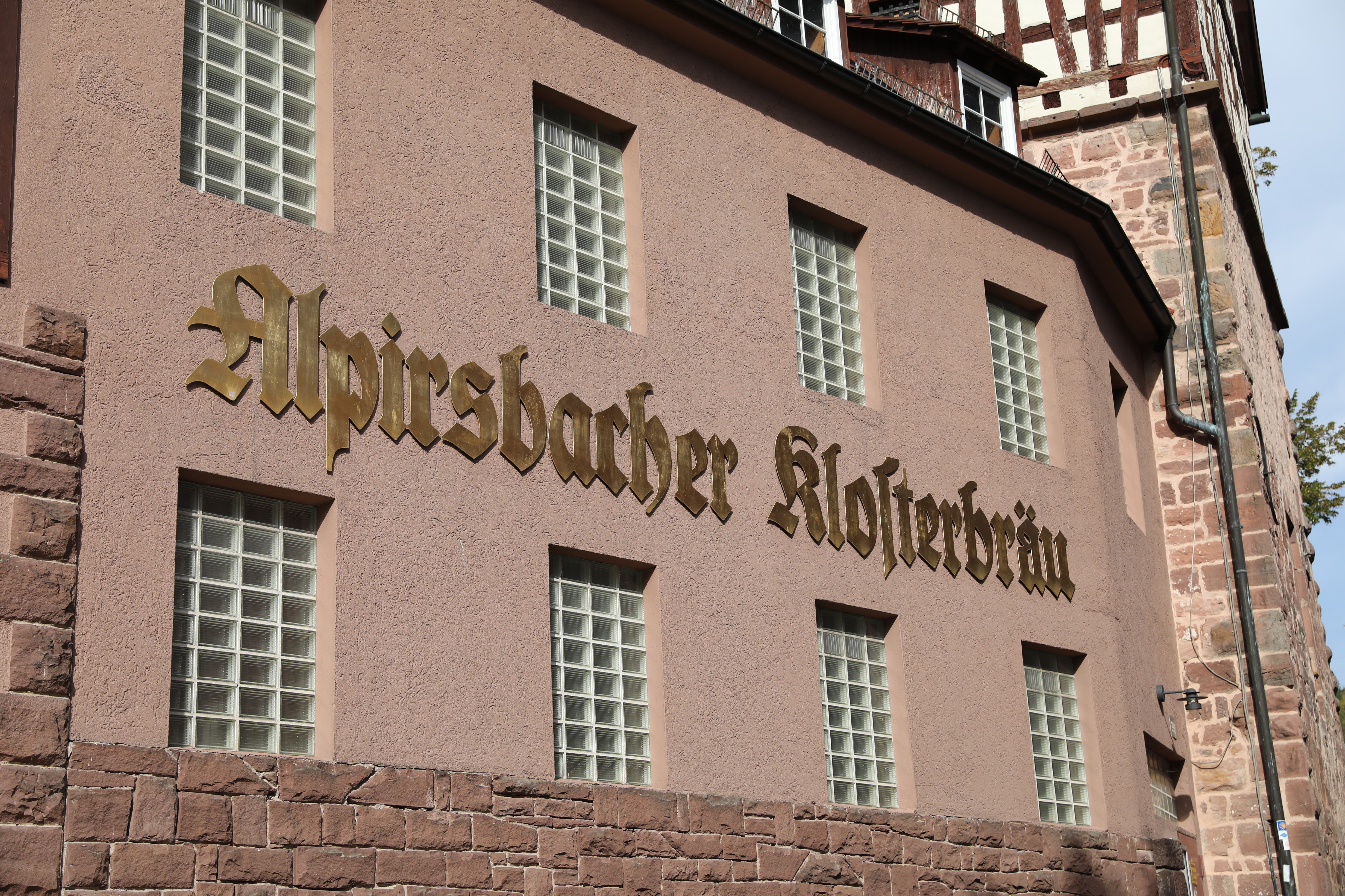 Geb&auml;udefassade mit der Aufschrift "Alpirsbacher Klosterbr&auml;u"