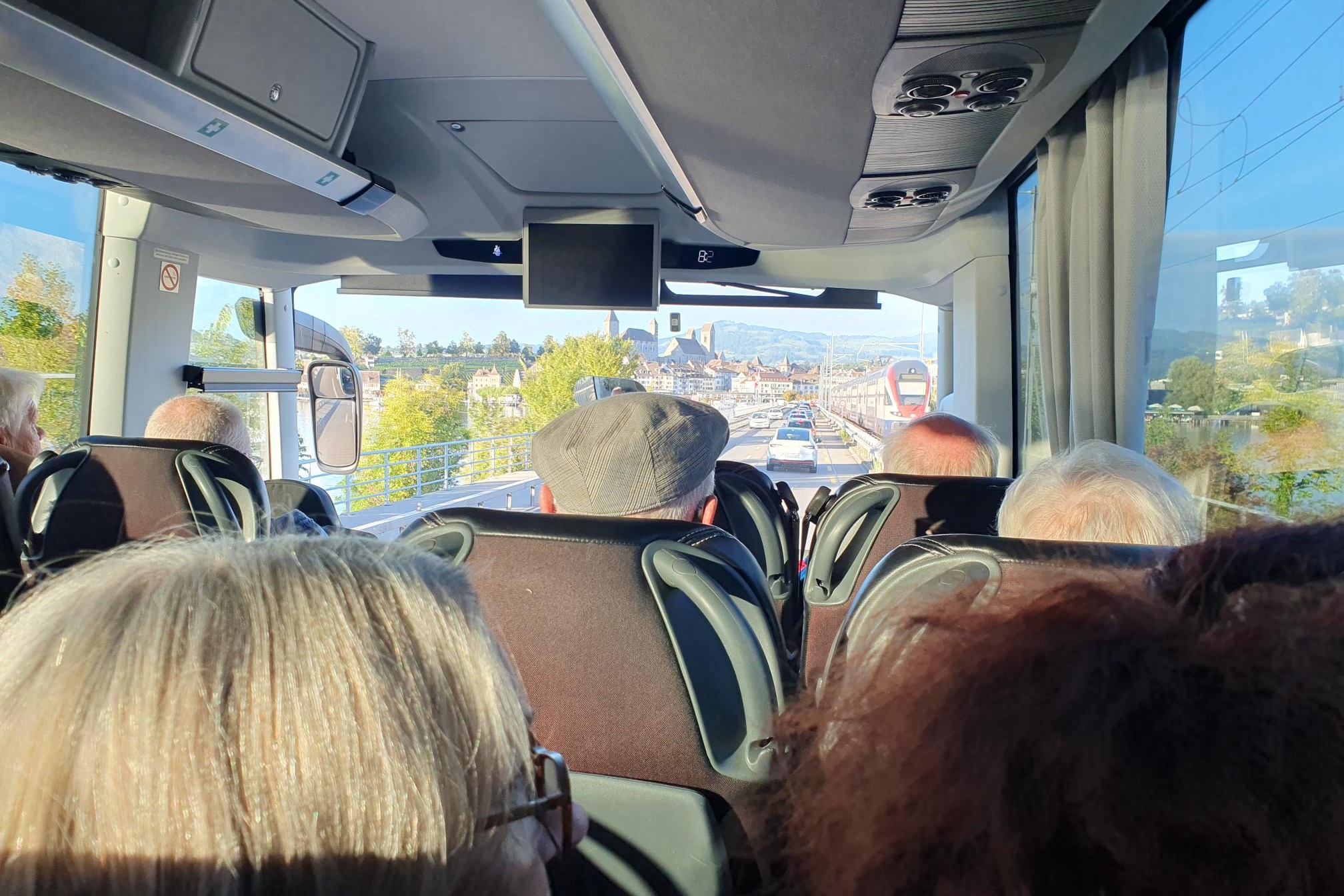 Im Bus &uuml;ber die K&ouml;&uuml;fe der Fahrg&auml;ste nach vorne fotografiert, wir fahren nach seelisberg.