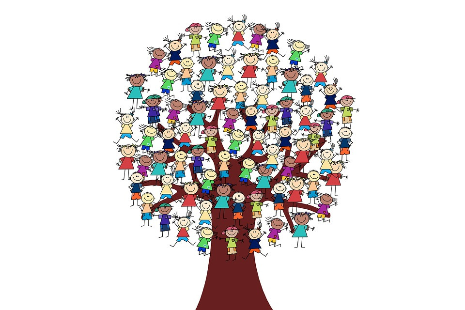 Baum mit vielen bunten Kindern