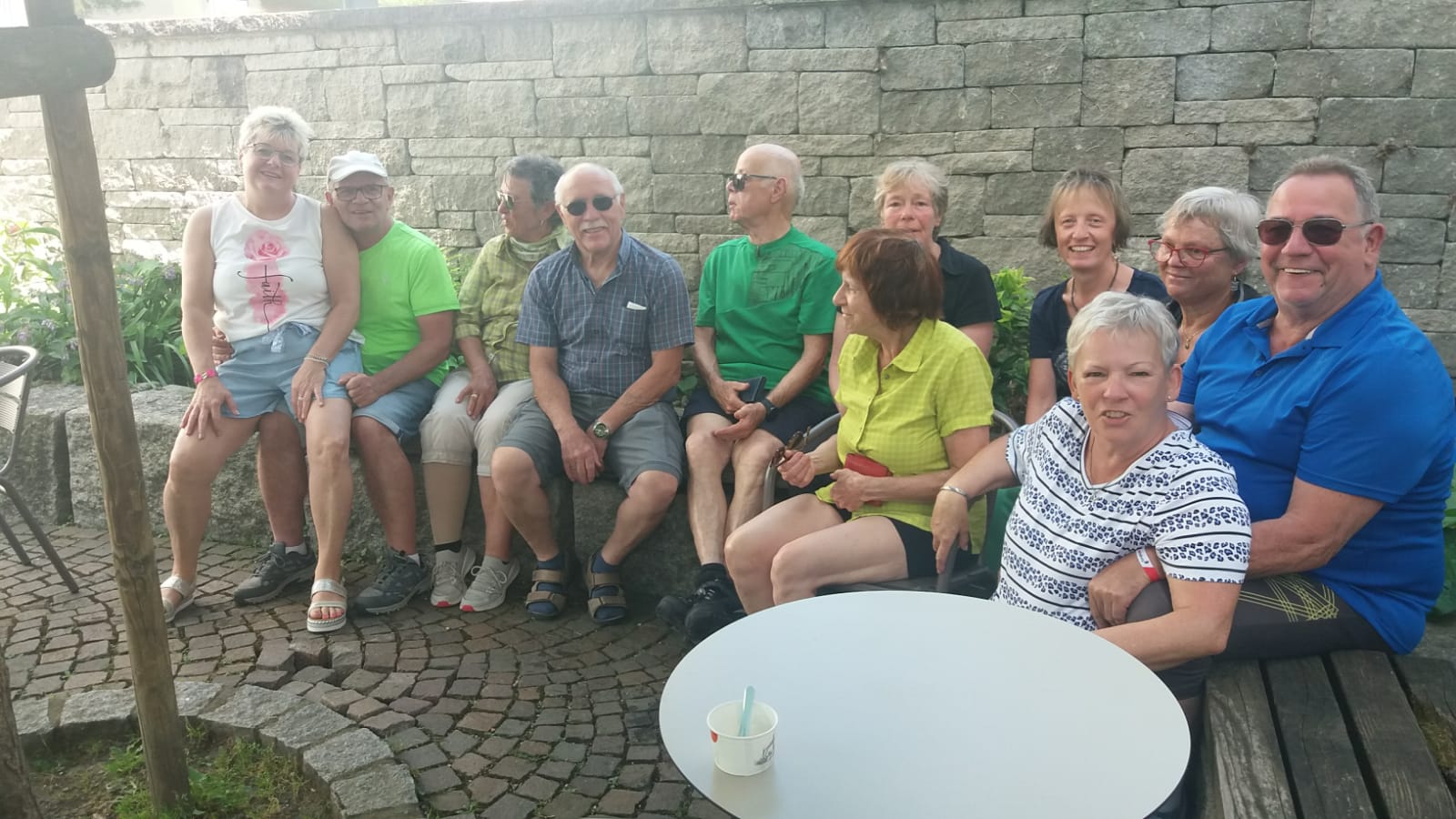 Die Radlergruppe eng zusammen vor dem Tisch in der Eisdiele in Bötzingen