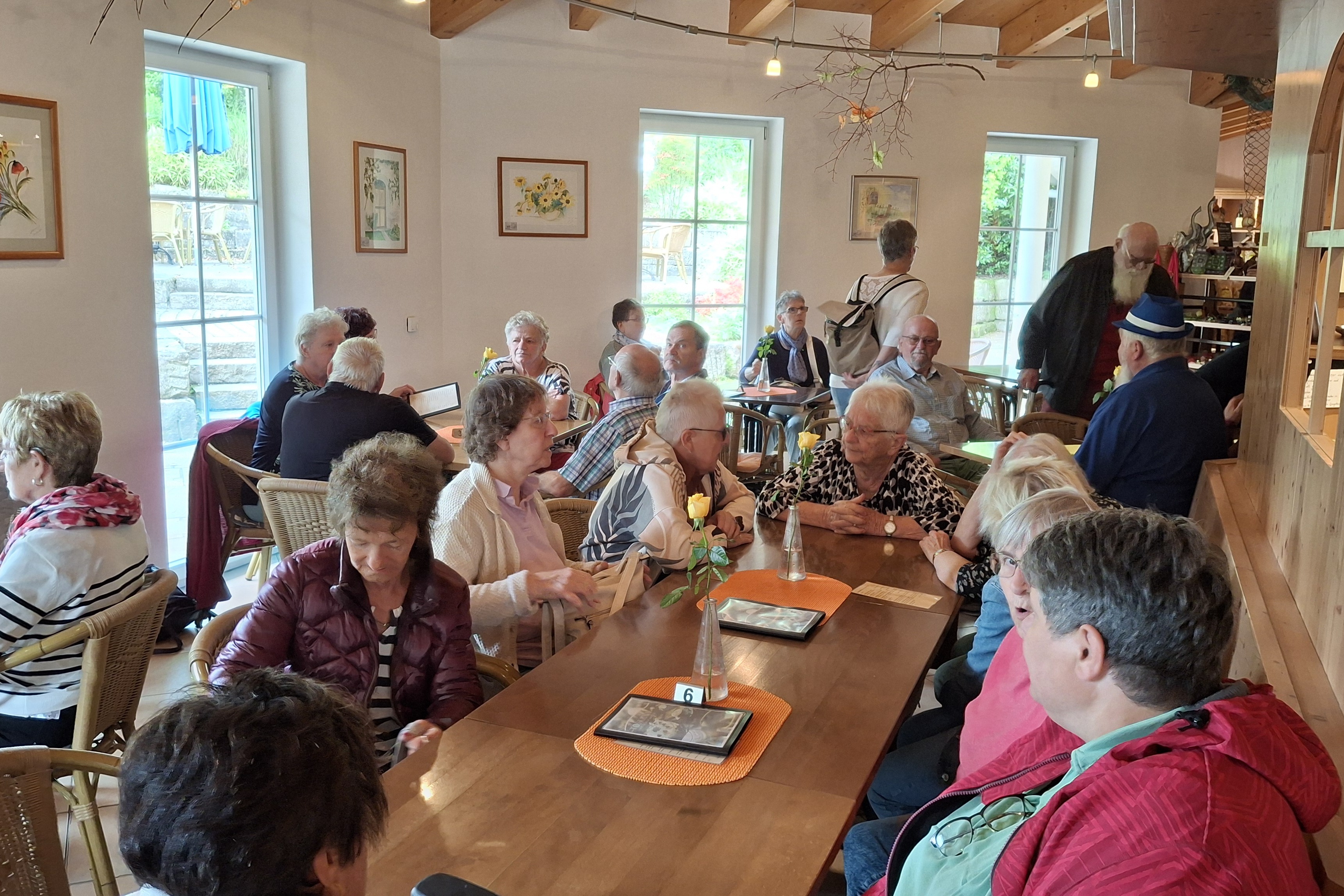 Bild zeigt die Reisegruppe beim Kaffee trinken in einem Lokal