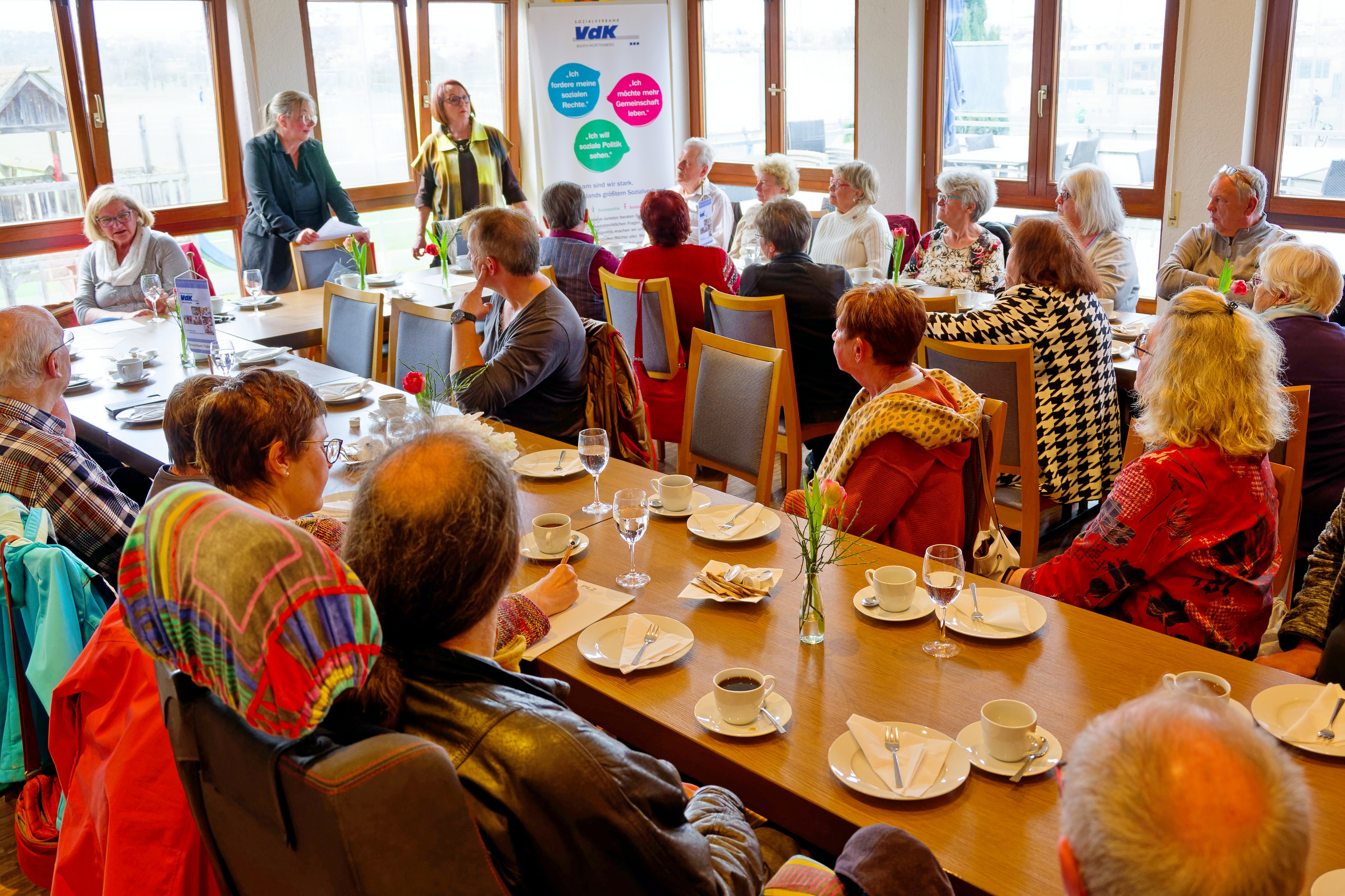 VdK Mitglieder im Versammlungsraum bei der Mitgliederversammlung 2025
