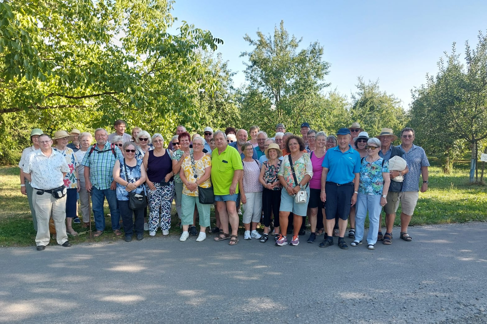 Gruppenfoto beim Mostbauer vor den Streuobstwiesen