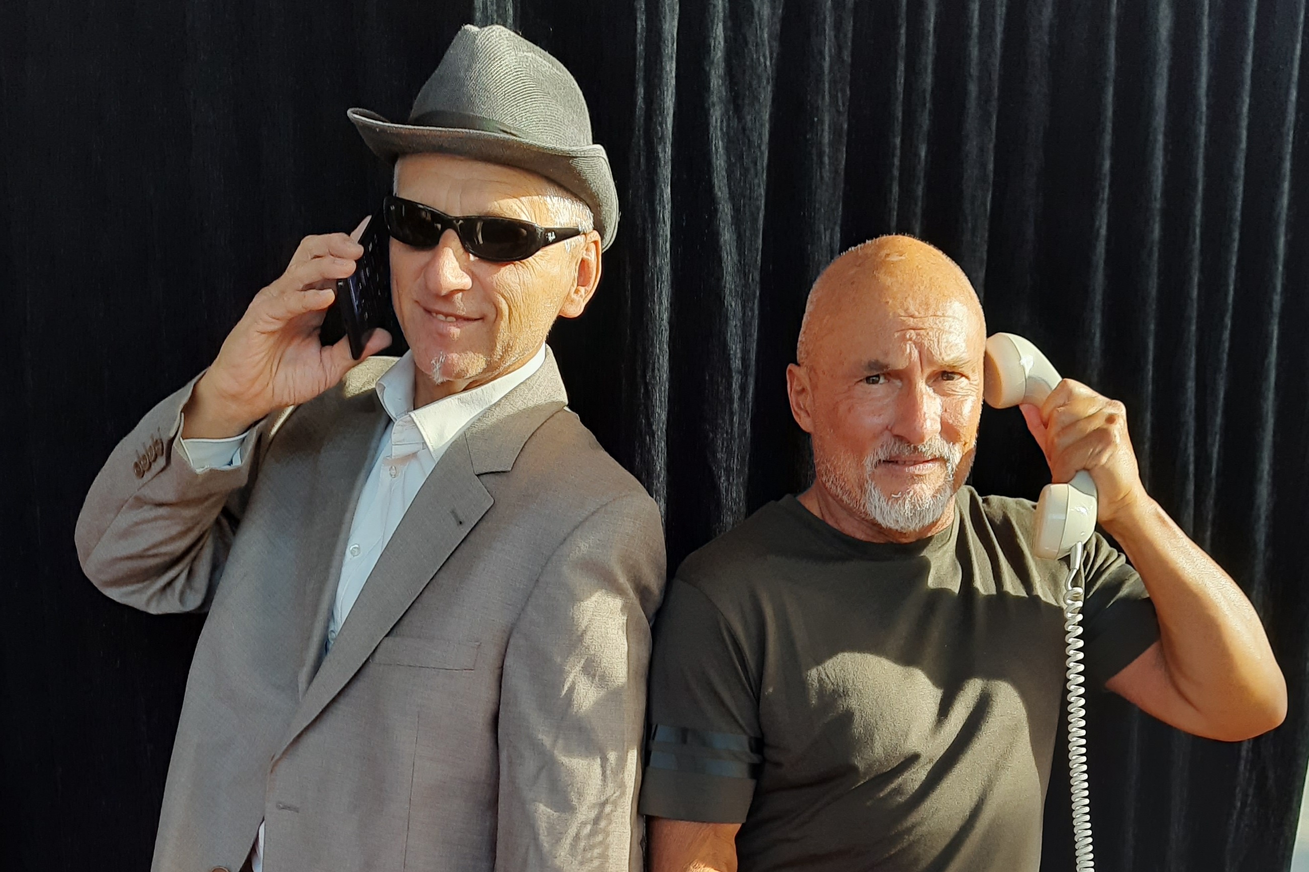 Die Schauspieler telefonieren