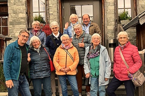 Gruppenbild mit 10 Pers. vor dem Eingang von Schmiegs RemsBesen