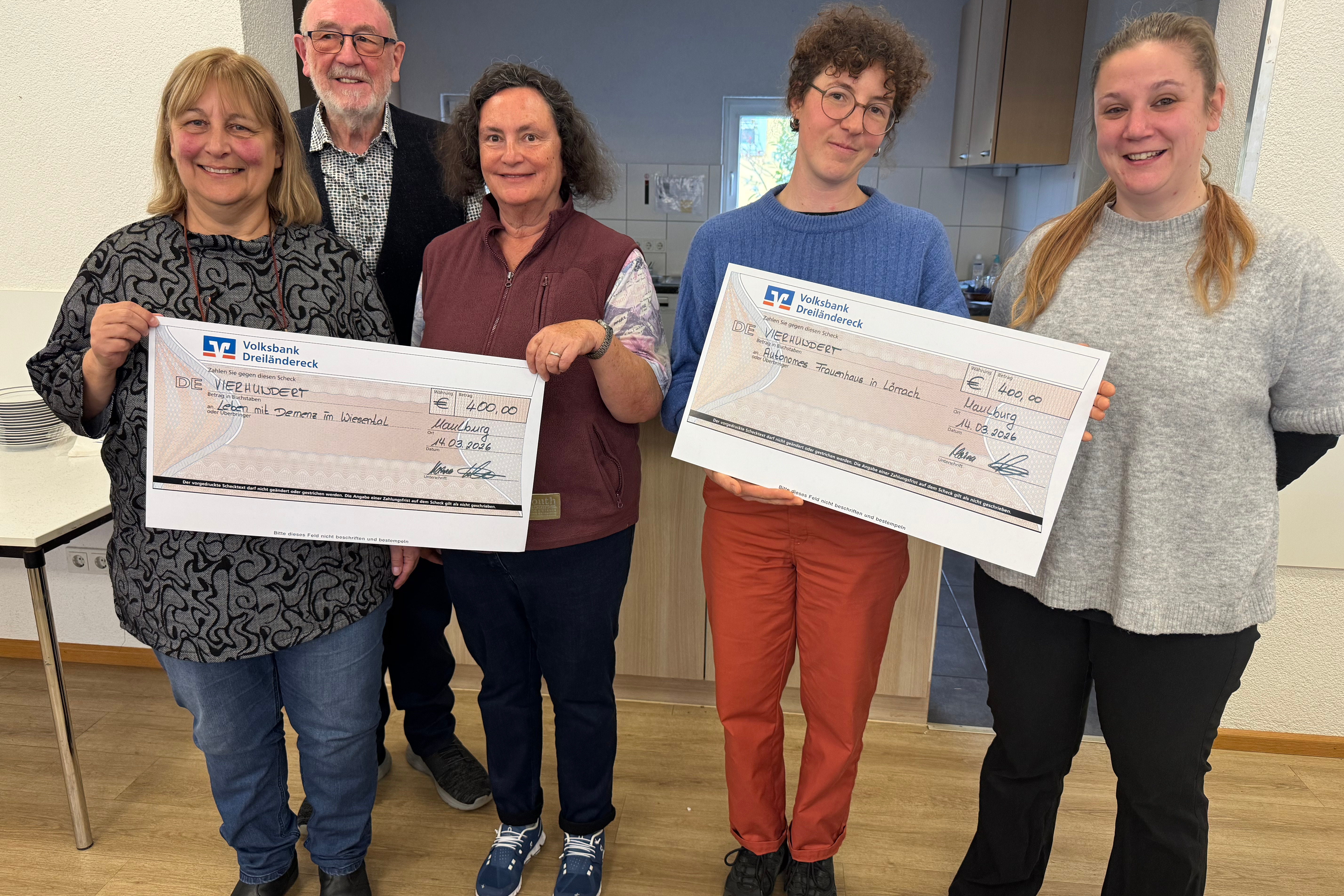Mitgliederversammlung 2026 Spendenempf&auml;nger mit Spendenschecks