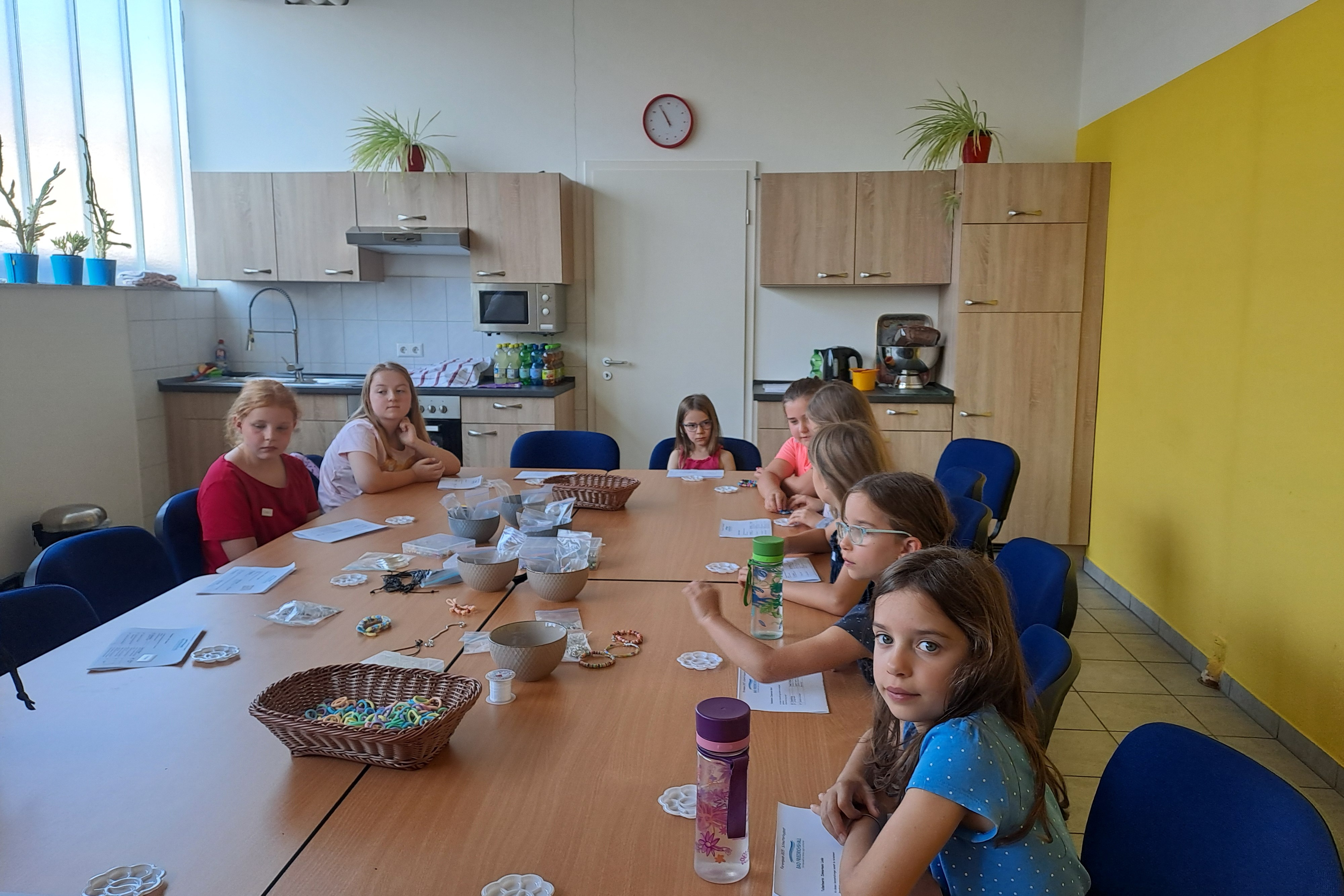 Kinder-Ferienprogramm Kinder beim Basteln