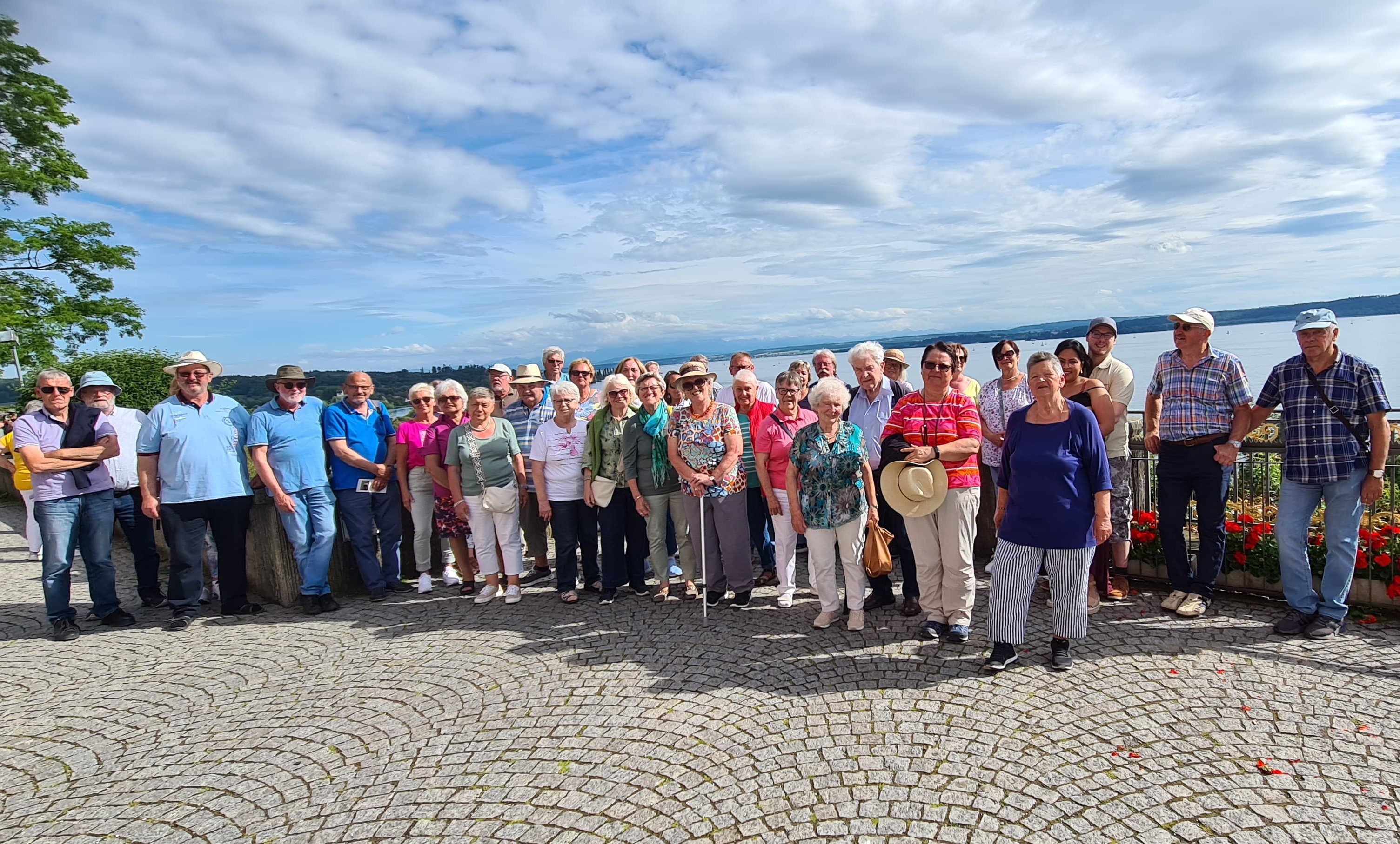 Reisegruppe des VdK Rauenberg auf der Terrasse des Kloster Birnau , im Hintergrund ist der Bodensee mit leichter Bewölkung zu sehen.