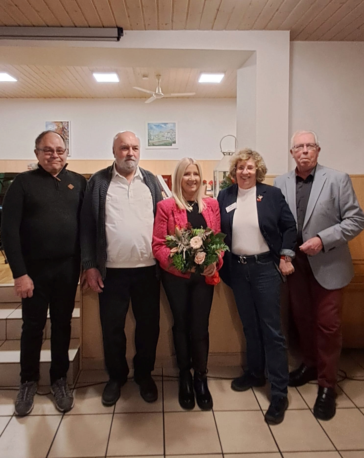 Bildmitte:Unser 400 OV Mitglied, Frau Marika Berger aus Auenstein