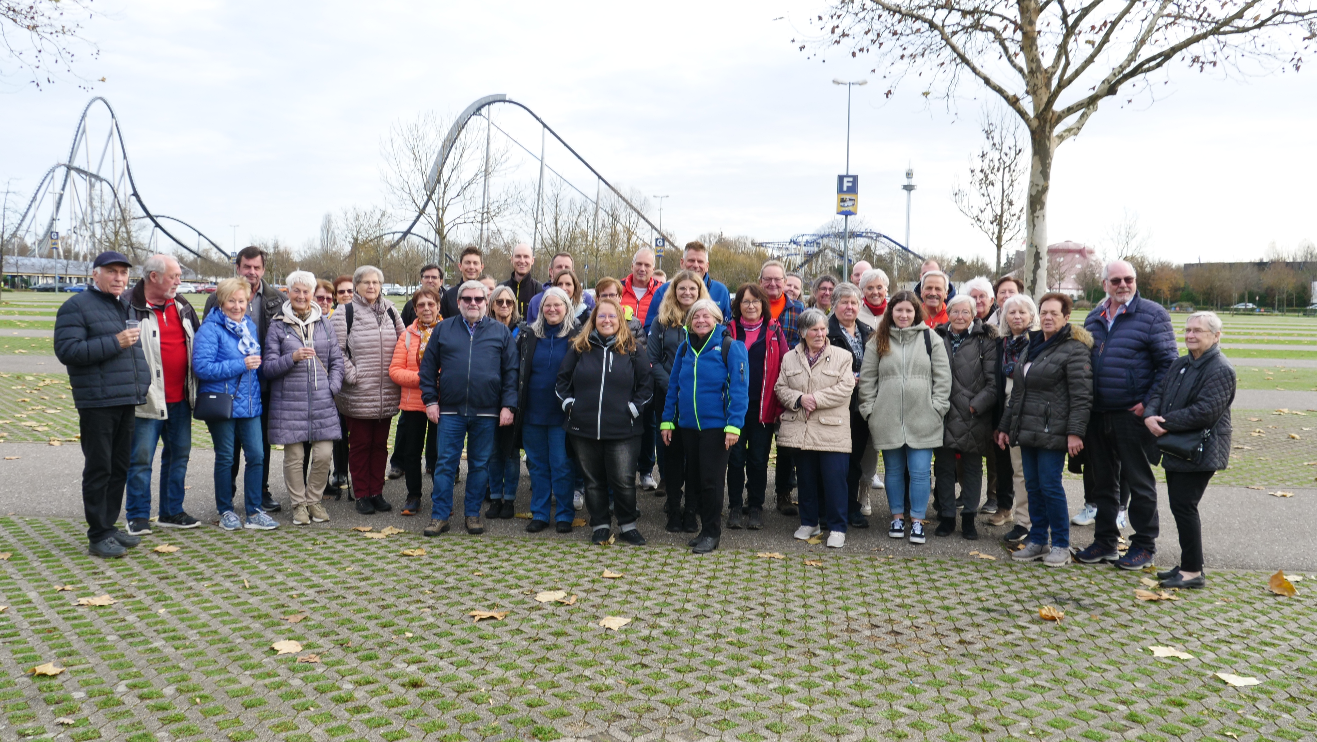 Die Onstmettinger Reisegruppe vor dem Europa-Park.