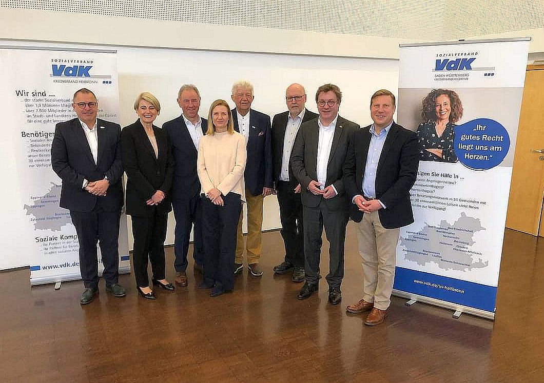 Gäste mit den VdK-Kreisvorsitzenden Mitte hinten: Frank Stroh (Ehemaliger, links) und Bernhard Löffler (Neuer, rechts) Gäste mit VdK-Vorsitzenden