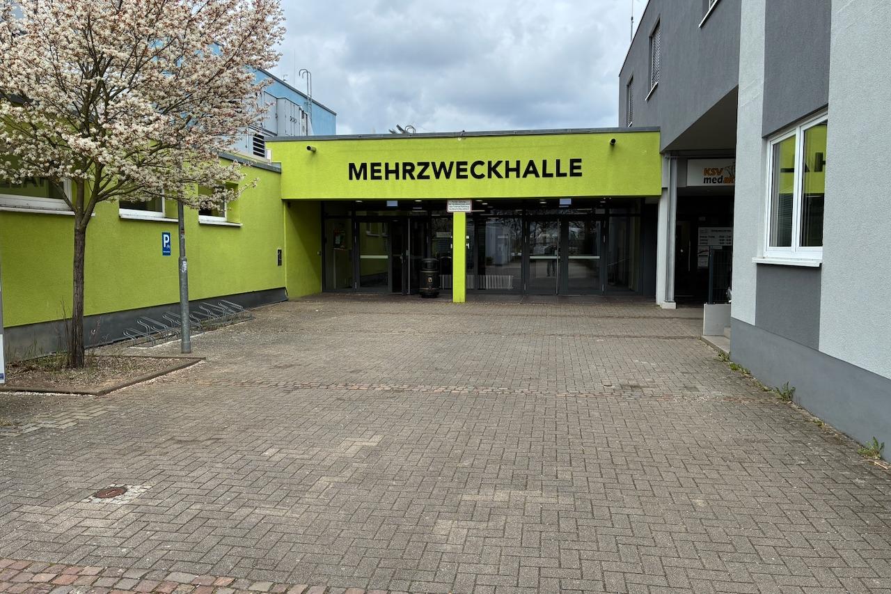 Eingang der Mehrzweckhalle Schriesheim