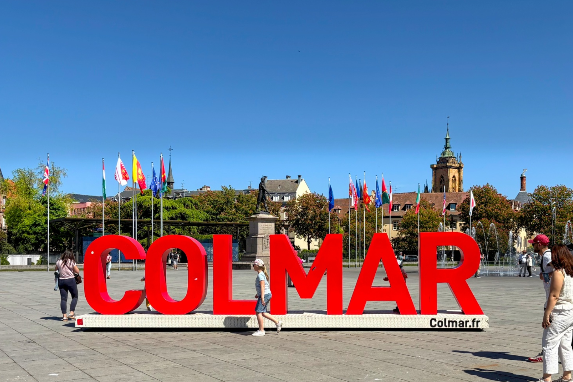 Gro&szlig;e Schrift Colmar vor der Stadtkulisse