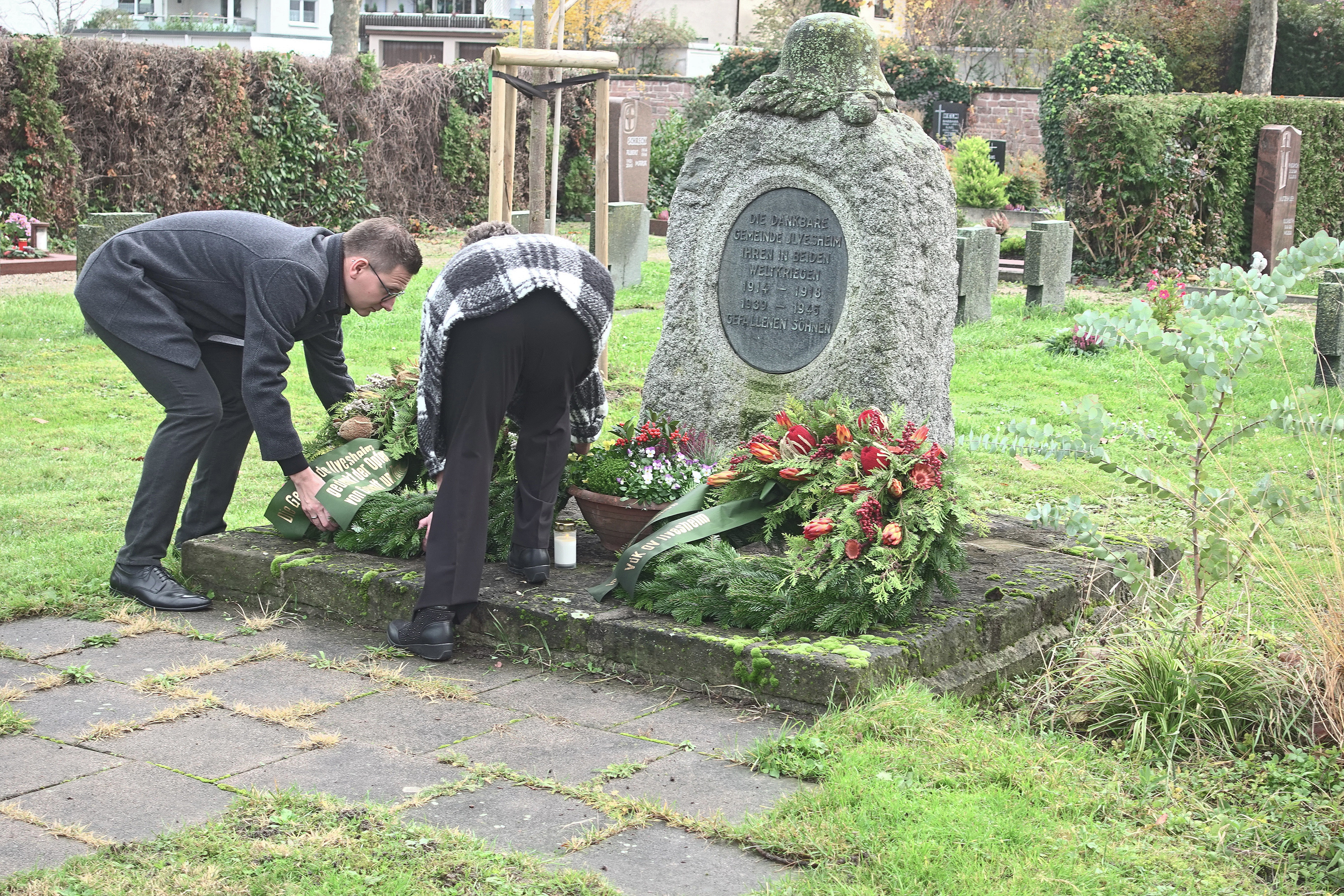 Bgm. Walther und Frau Erbe bei der Kranzniederlegung