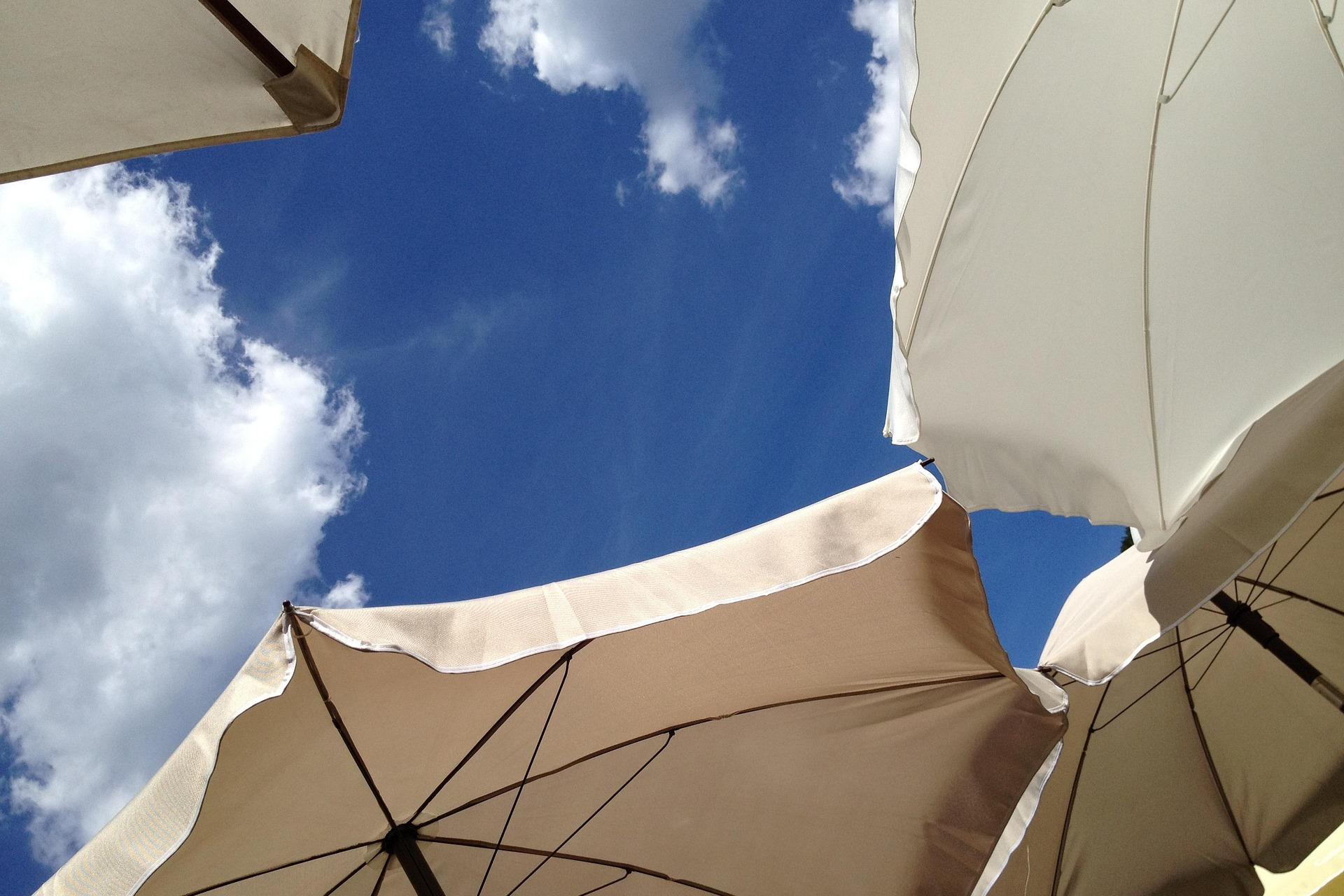 Blick durch Sonnenschirme gen Himmel