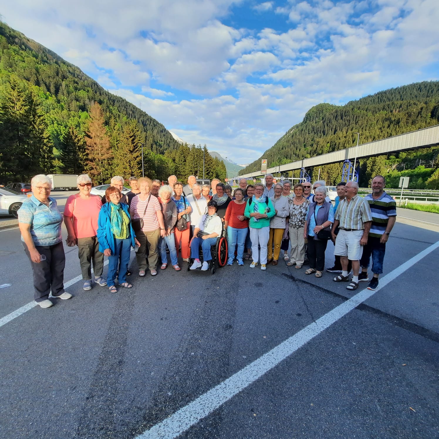 Die Reisegruppe steht zusammen