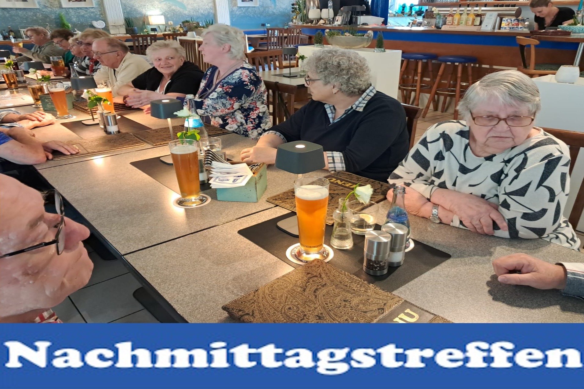 VdK Nachmittagstreffen Bild zeig Leute an den Tischen sitzend