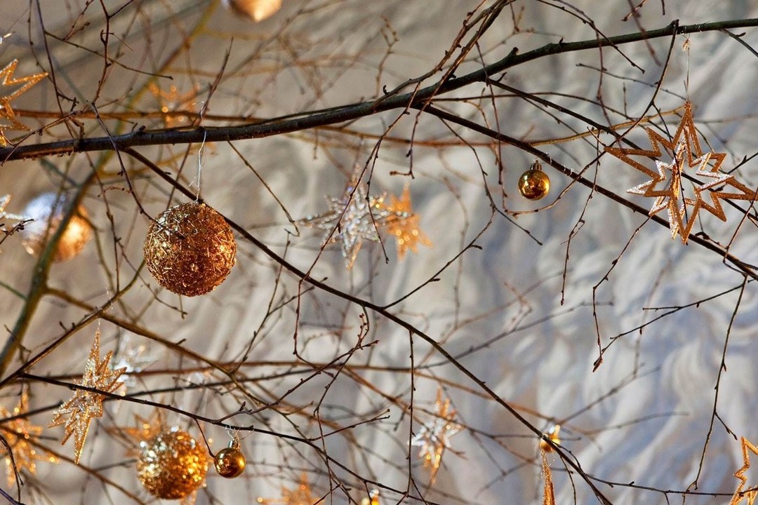 Weihnachtskugel und Sterne
