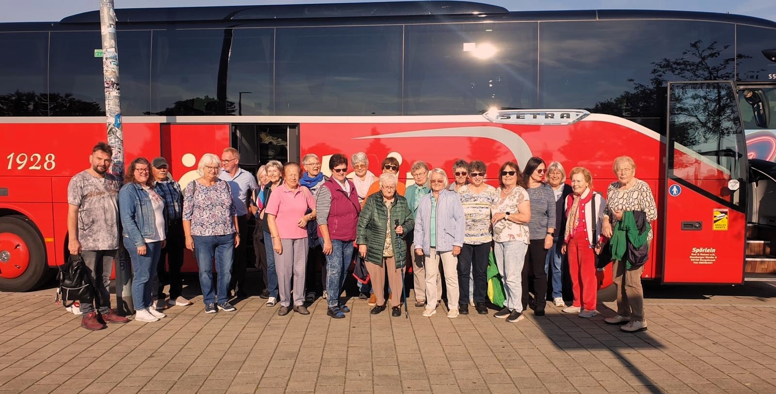 Alle Fahrgäste vor dem Reisebus