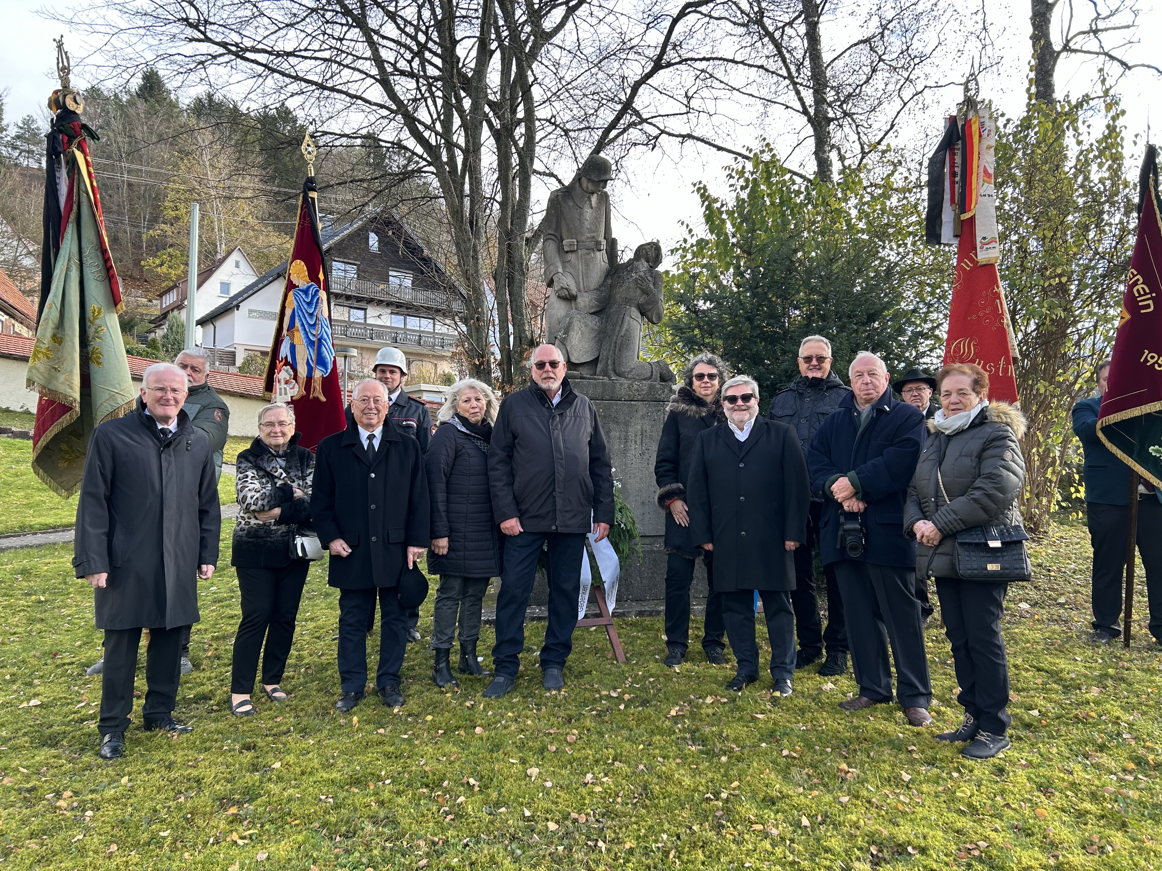 Die VdK-Vorstandschaft mit dem Ortsvorsteher und den Fahnenabordnungen.