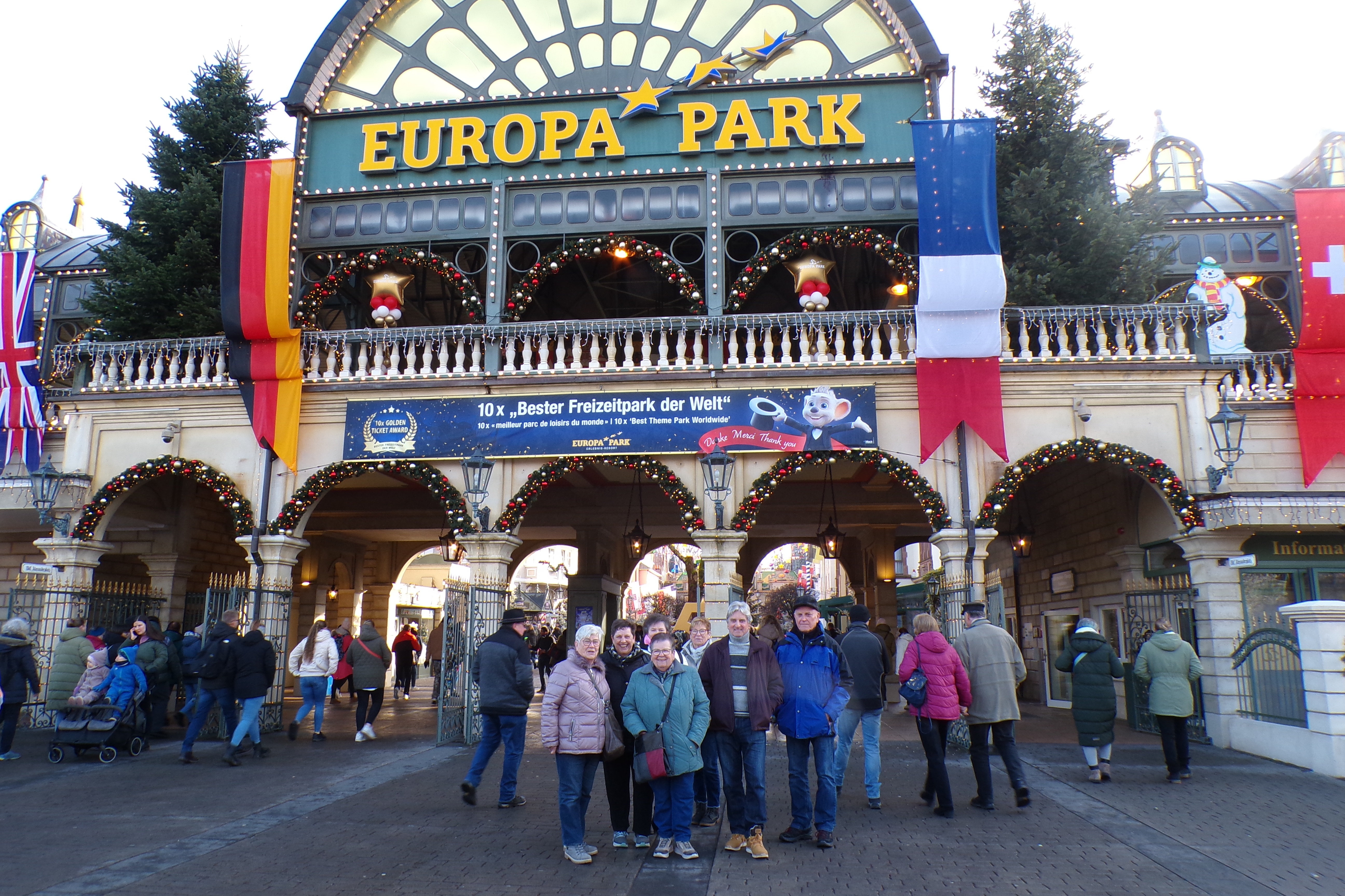Einige Mitglieder vor dem Europa-Park