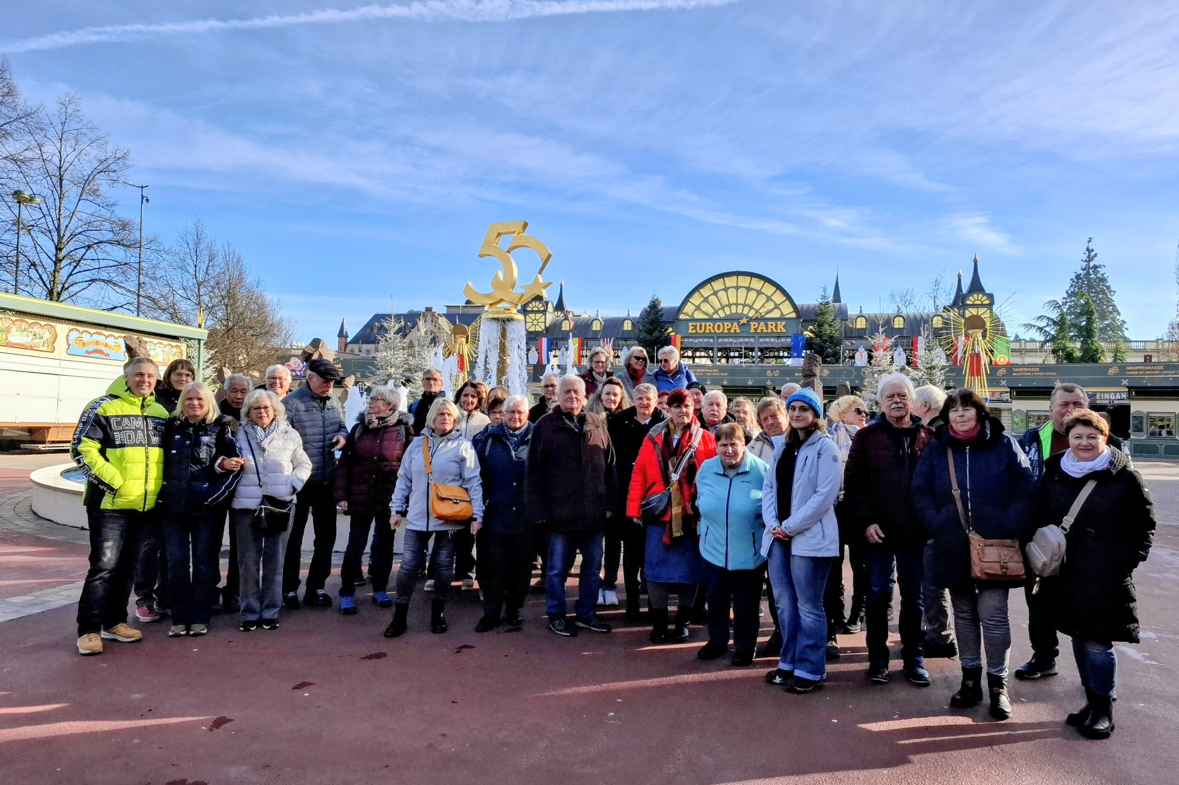 Gruppenbild, Reisegruppe am Eingang zum Europa Park