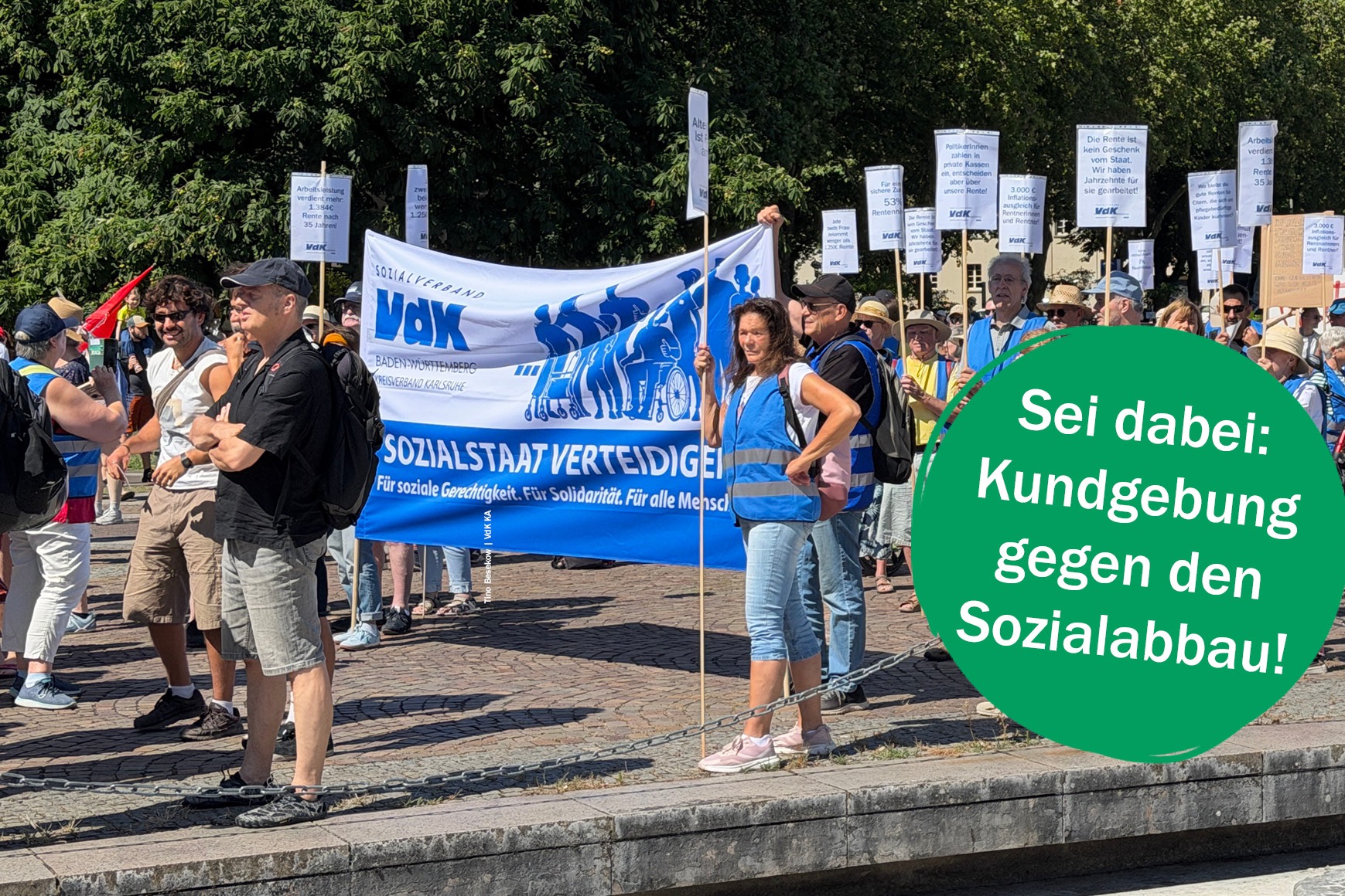 Personen mit Plakaten demonstrieren