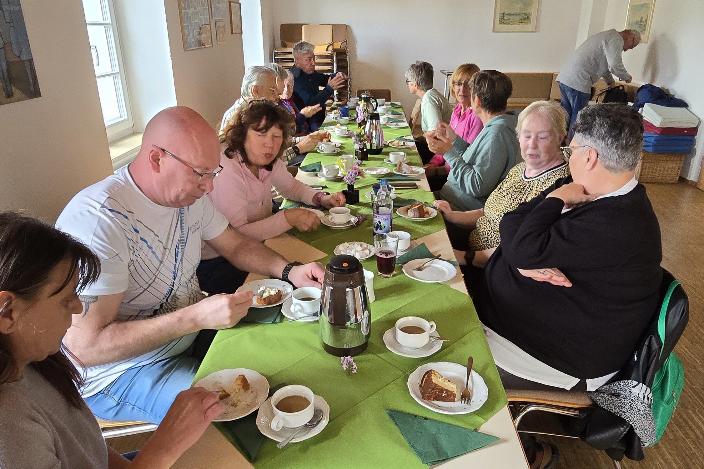 16 Mitglieder ließen sich Kaffee und Kuchen schmecken