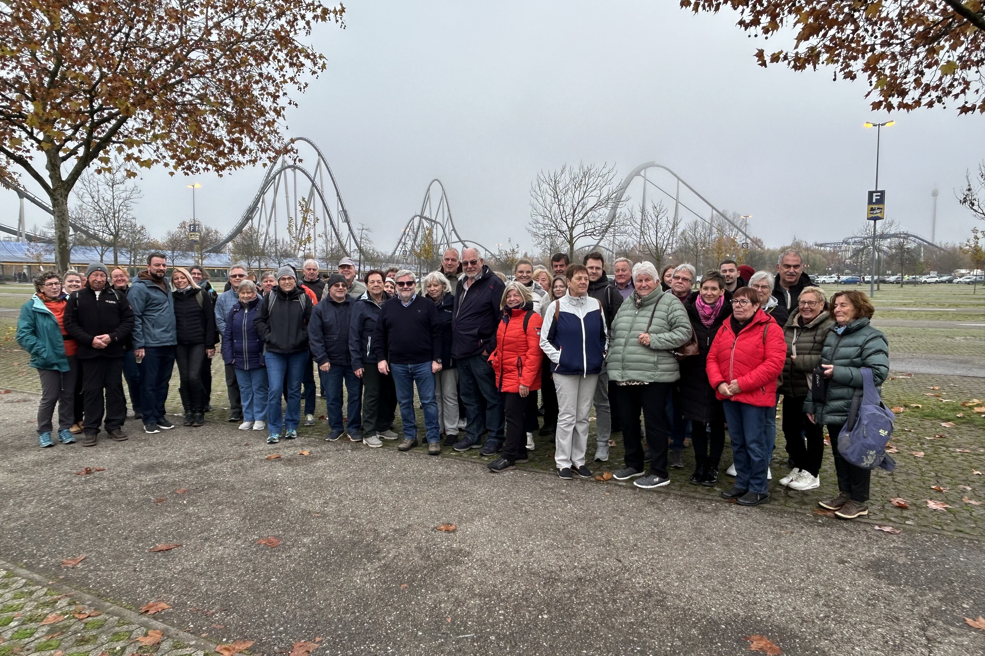 Die Reisegruppe vor dem Europa-Park in Rust.