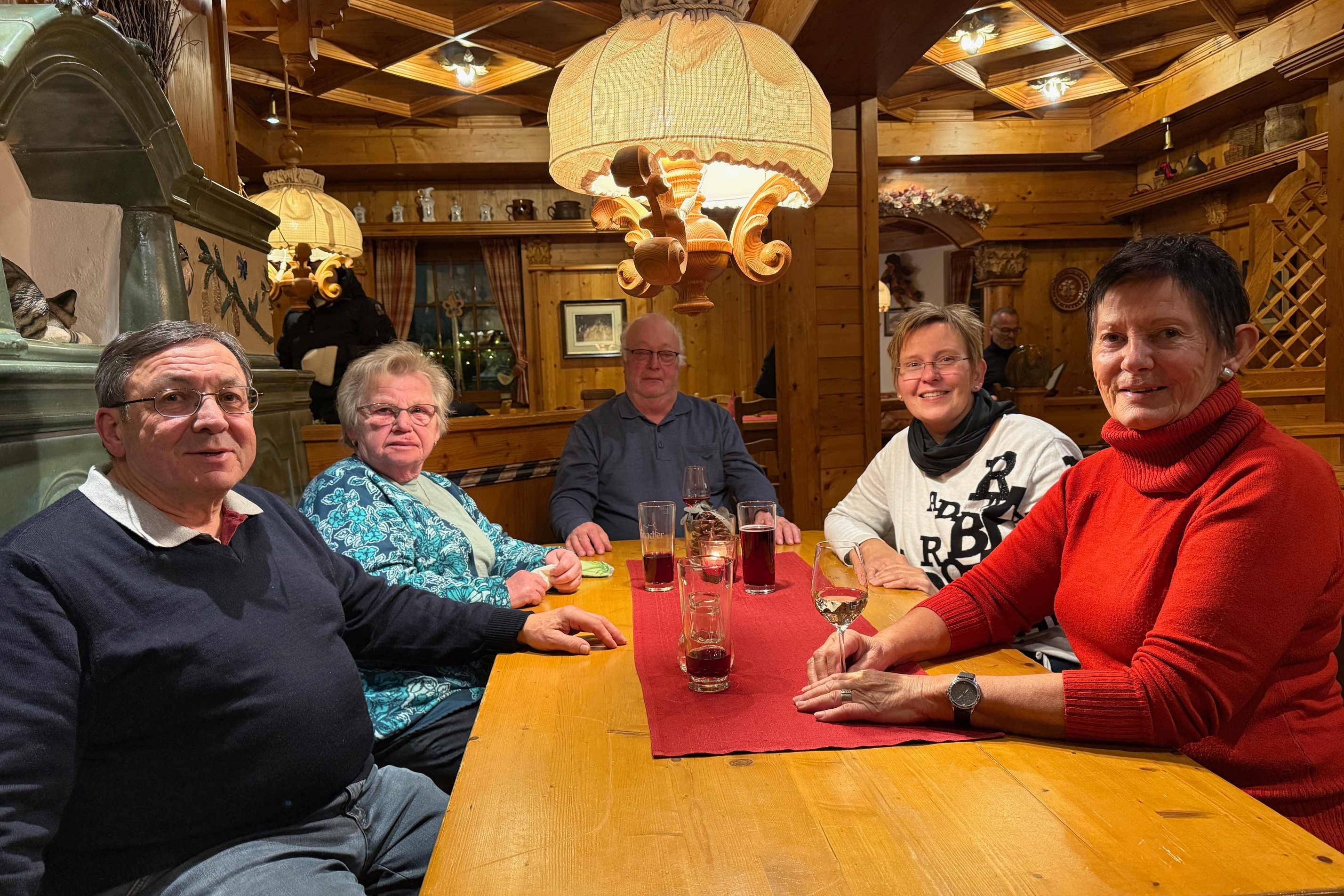 Familiär, gemütlich, unvergesslich – unser Tannenzäpfle-Stammtisch .