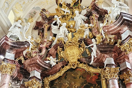 Barockfiguren &uuml;ber dem Altar im Kloster Sch&ouml;ntal