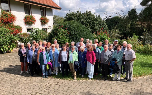 Mostbauer - Familie Waggershauser (Gruppenbild im Hof/Aussenbereich)