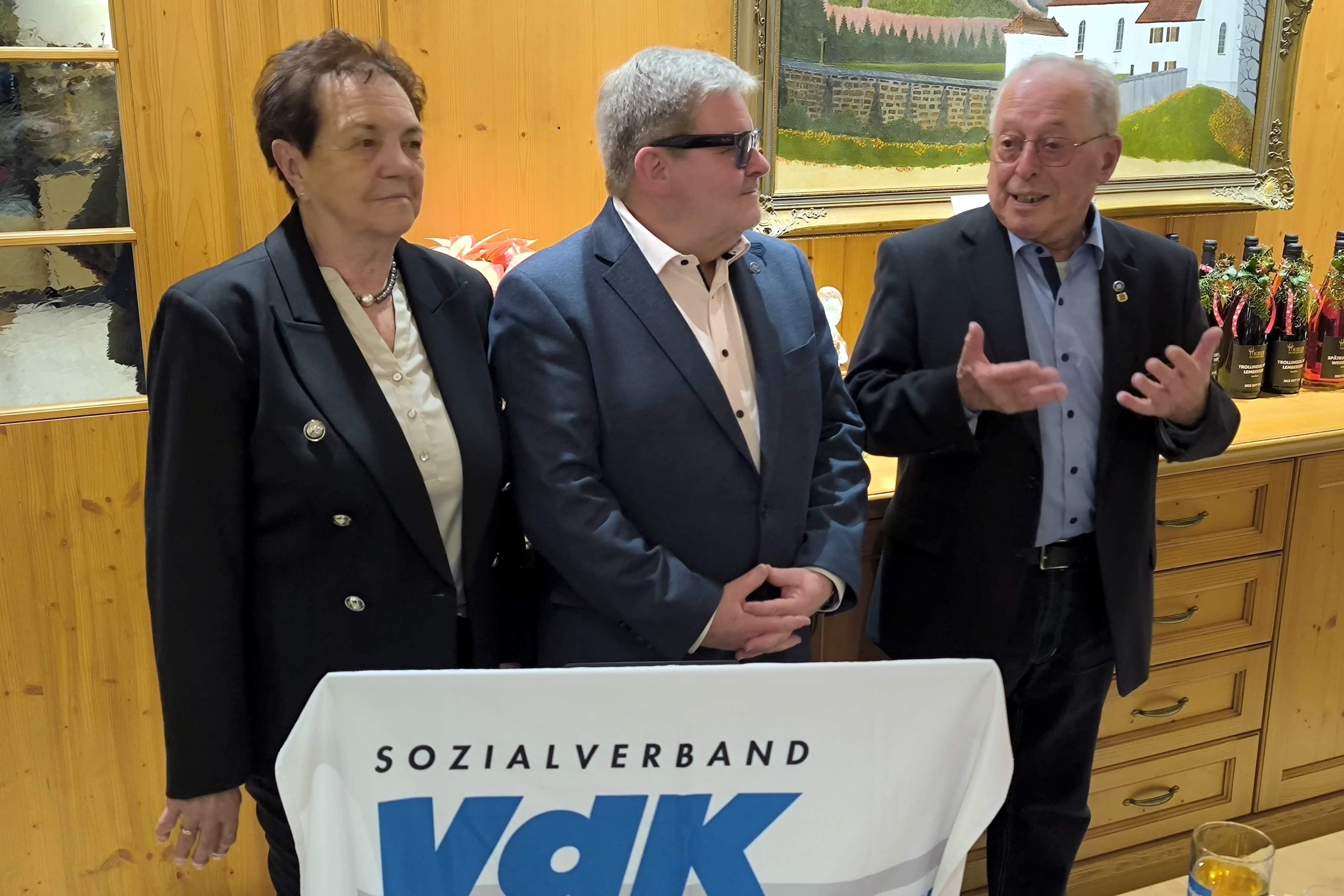 V.l. sieht man die stv. Ortsverbandsvorsitzende Monika Bauerochse, den Vorsitzenden Roland Sauter und den Ehrenvorsitzenden Roland Nell.