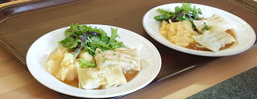 2 Maultaschen, Kartoffelsalat, kleine Garnitur grüner Salat mit Soße