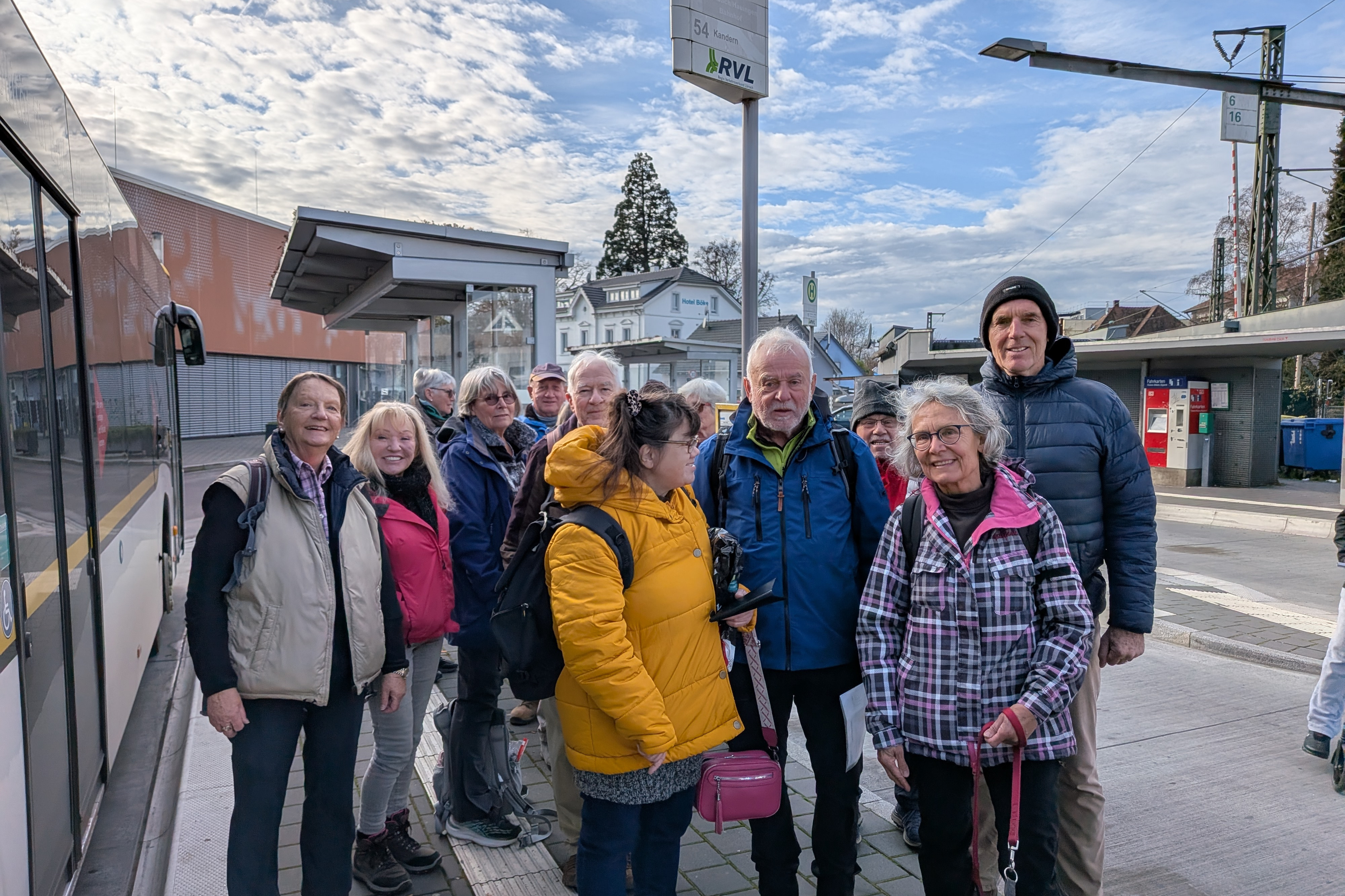 Zuckerbrötliwanderung des Schwarzwaldvereins Lörrach Von rechts Manfred Merstetter, VdK OV Vorsitzender, Monika Jehle SWV Lörrach und SWV Lörrach Vorsitzender Werner Tiedemann