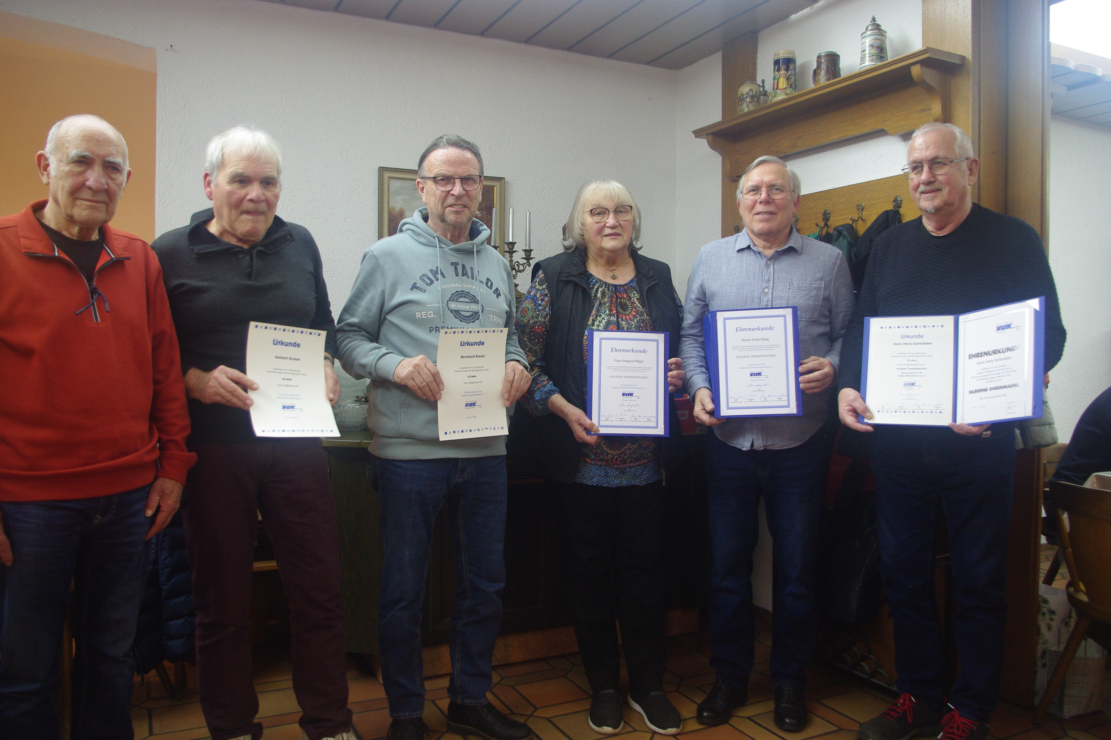 Im Bild: Kreisvertreter des Vdk Dieter Ilg , sowie Geehrte f&uuml;r 10-j&auml;hrige Mitgliedschaft : Herbert Gruber, Bernhard Kiesel; f&uuml;r &uuml;ber 10-j. Ehrenamt Irmgard H&uuml;gel, f&uuml;r 10-j. Ehrenamt Erich Haag, f&uuml;r 25 Jahre Mitgliedschaft und &uuml;ber 20 Jahre Ehrenamt Harry Sch&ouml;nleber