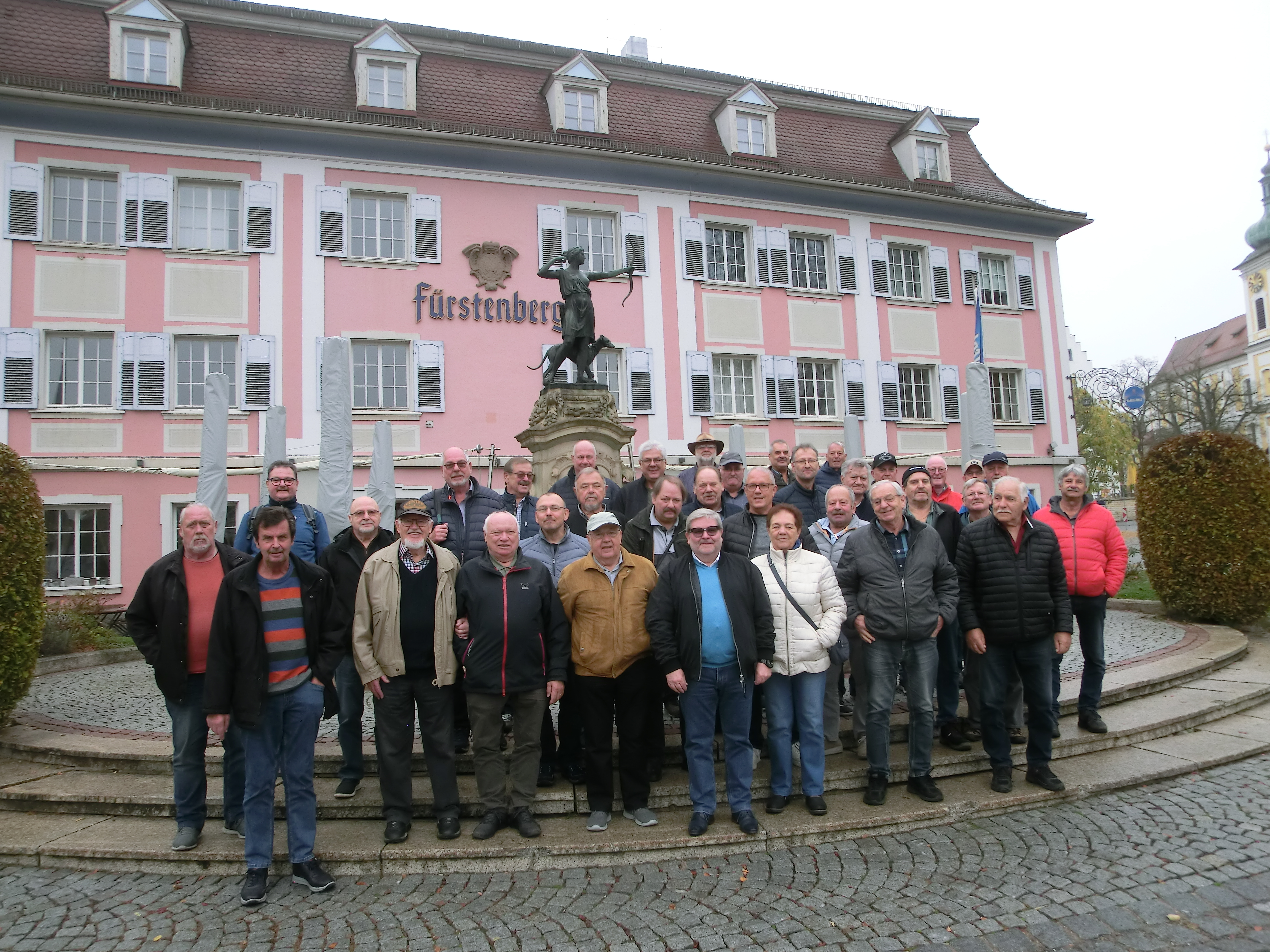 VdK-Männer vor der "Fürstenberg-Brauerei"