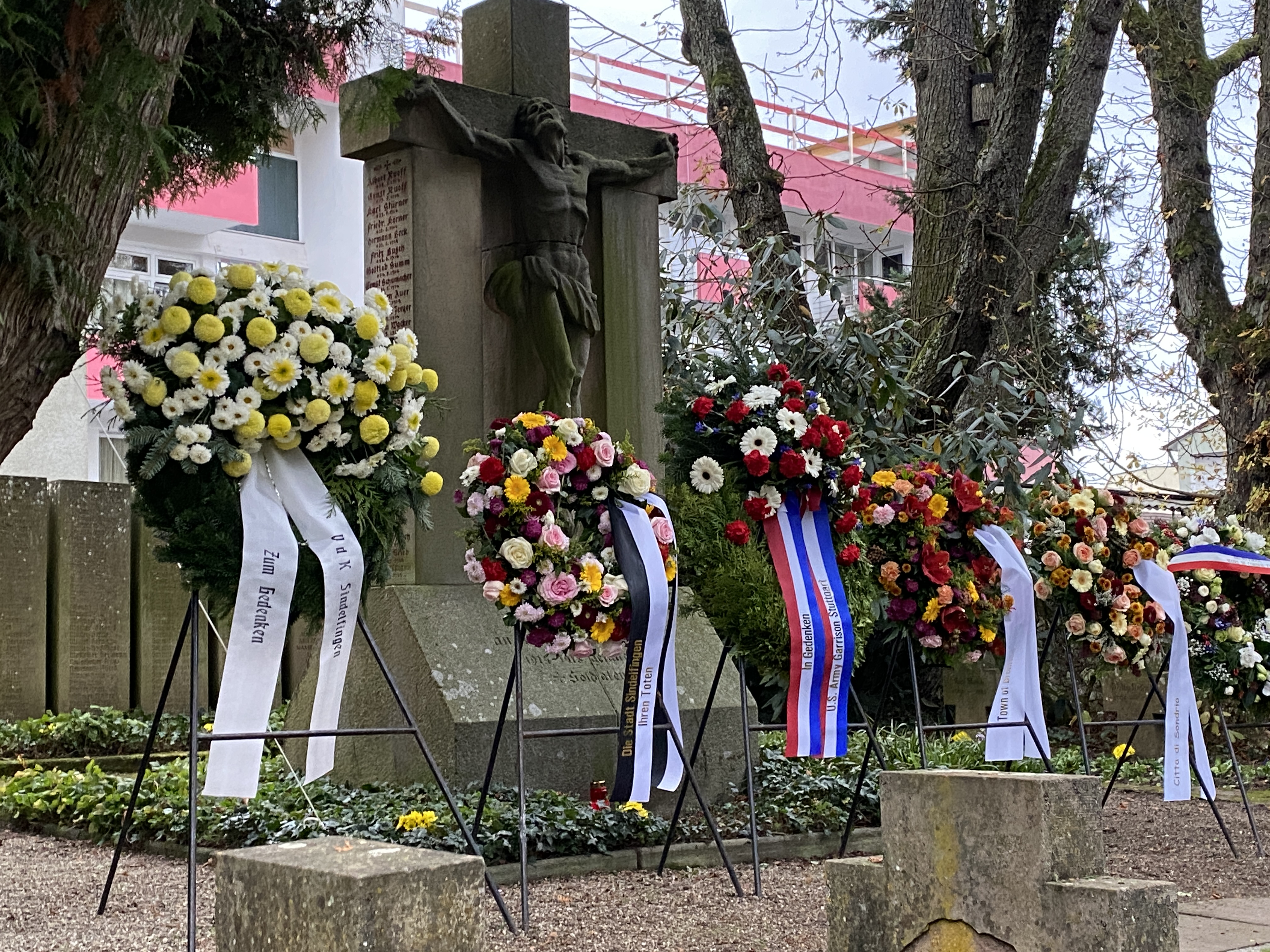 Alter Friedhof in Sindelfingen, Denkmal bunten Blumenkränzen für die Opfer der Weltkriege