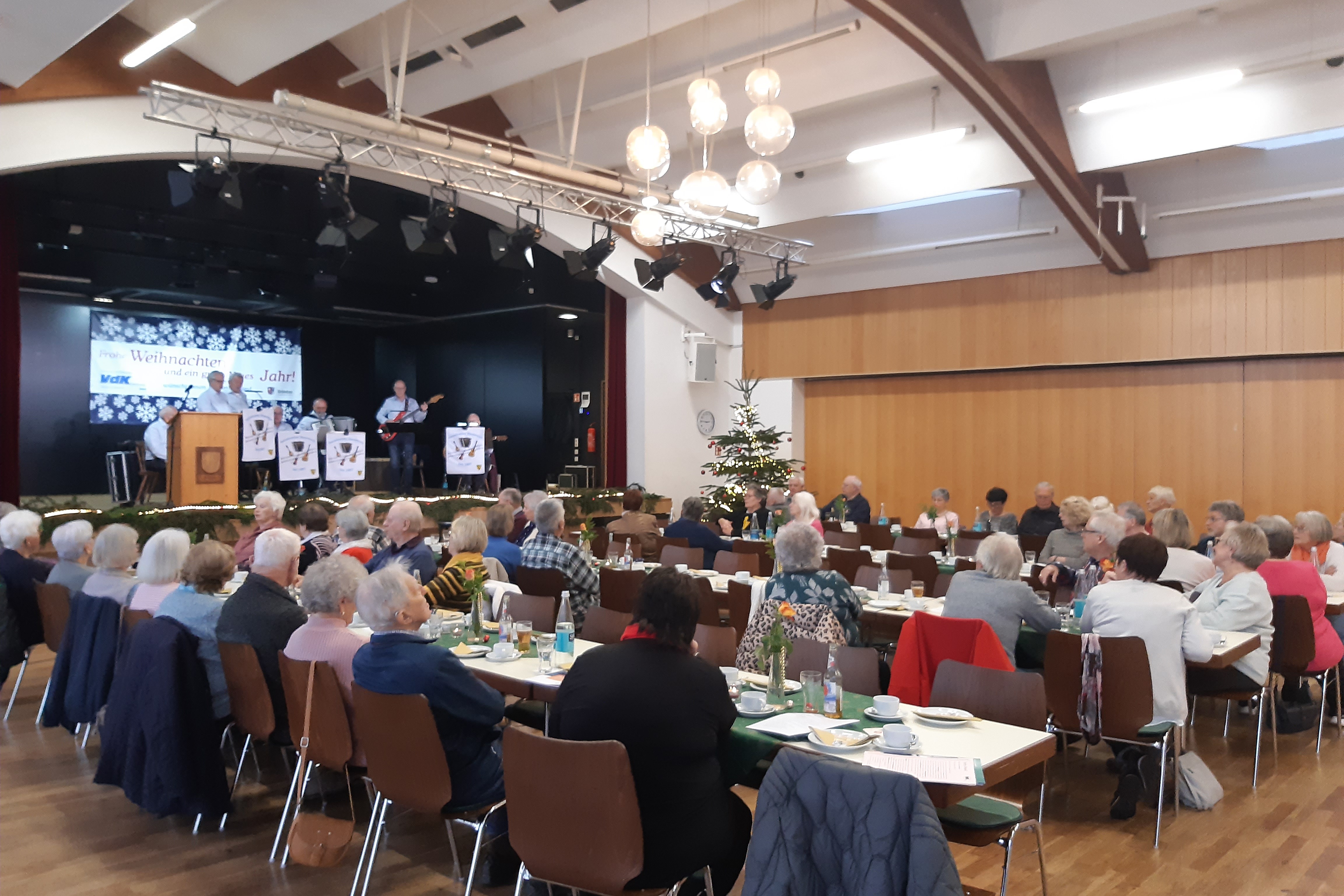 Geselliges Beisammensein bei weihnachtlicher Musik