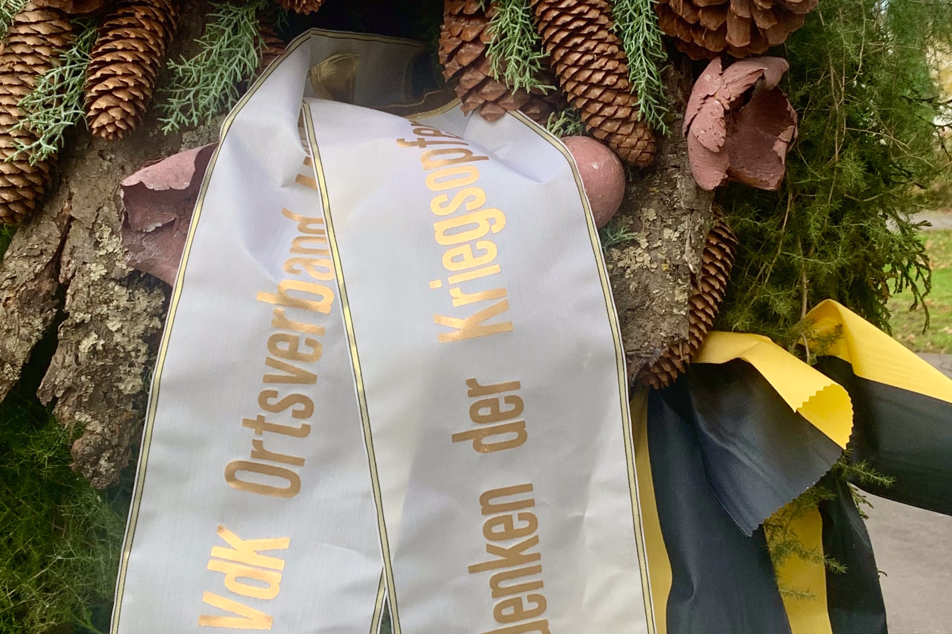 Kranz mit Schleife und Aufdruck