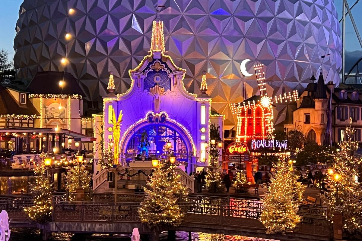 Ein Fahrgesch&auml;ft im Europapark in Rust mit weihnachtlicher Dekoration.