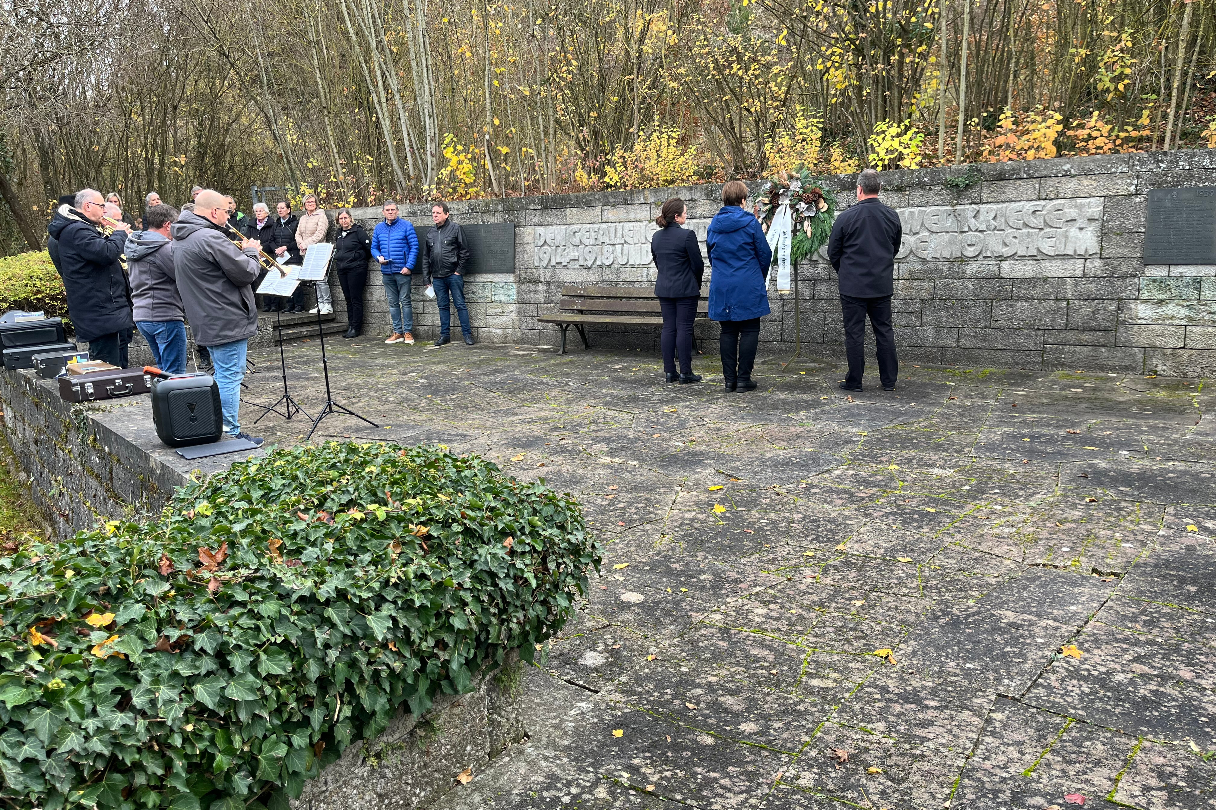 Kranzniederlegung im Friedhof M&ouml;nsheim