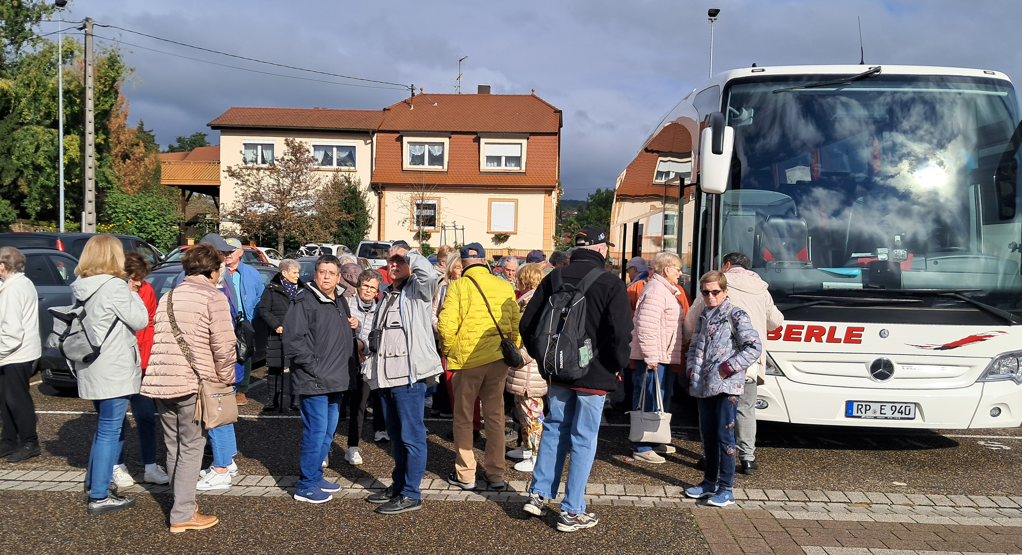 Warten der Gäste vor dem Busparkplatz